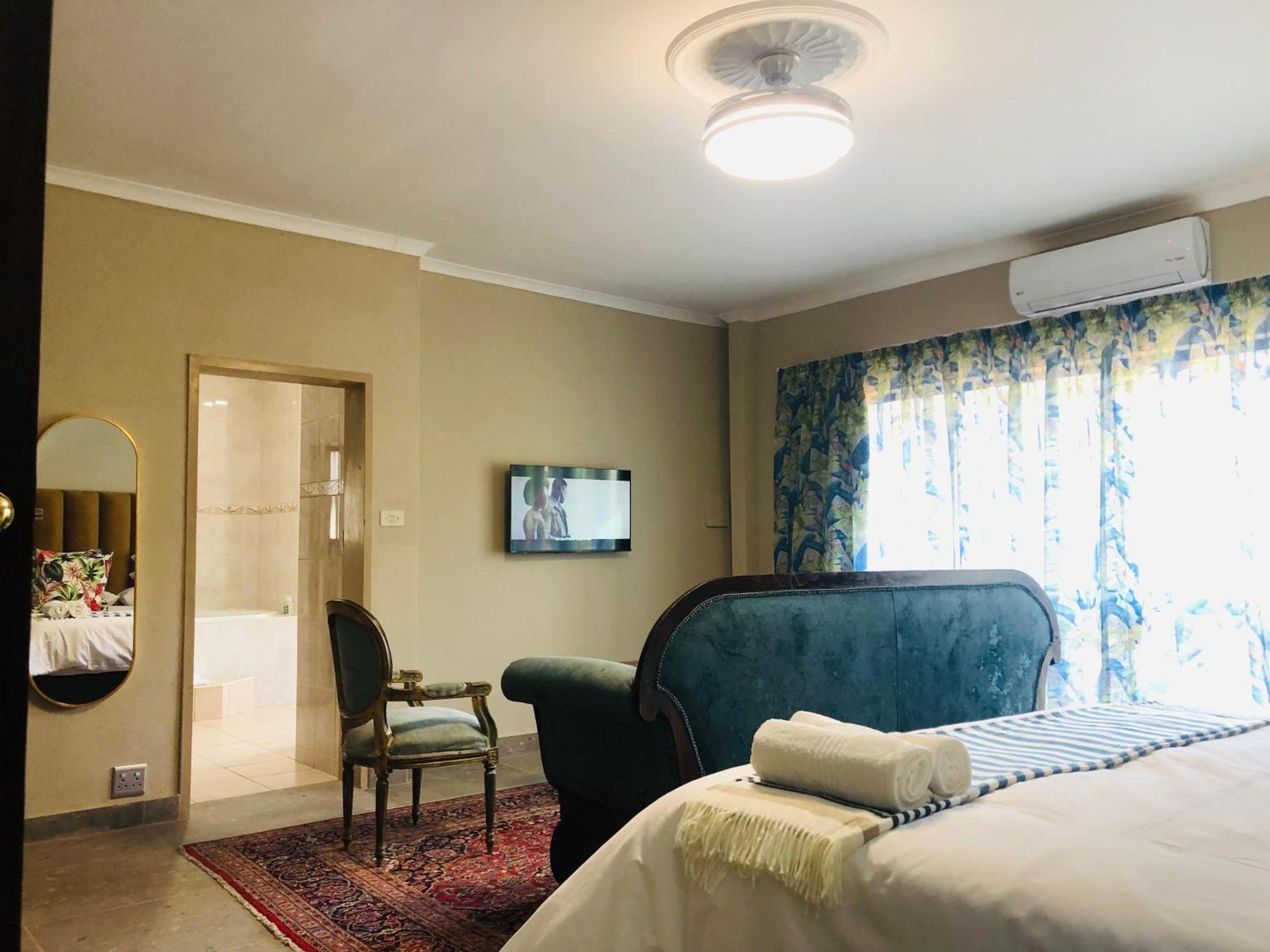 Executive Suite - Photo 8