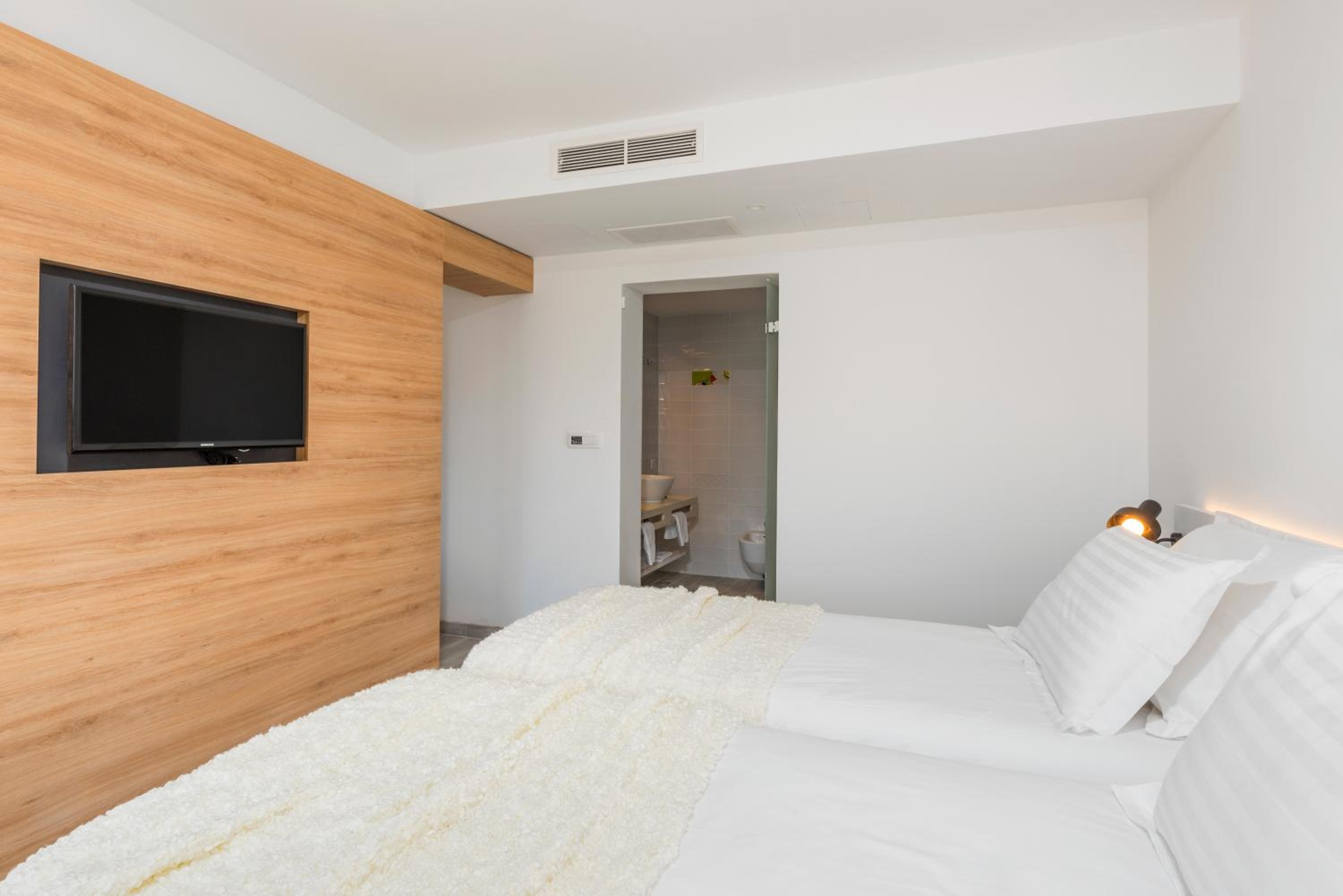 Junior Suite with Terrace and Garden View - Photo 4