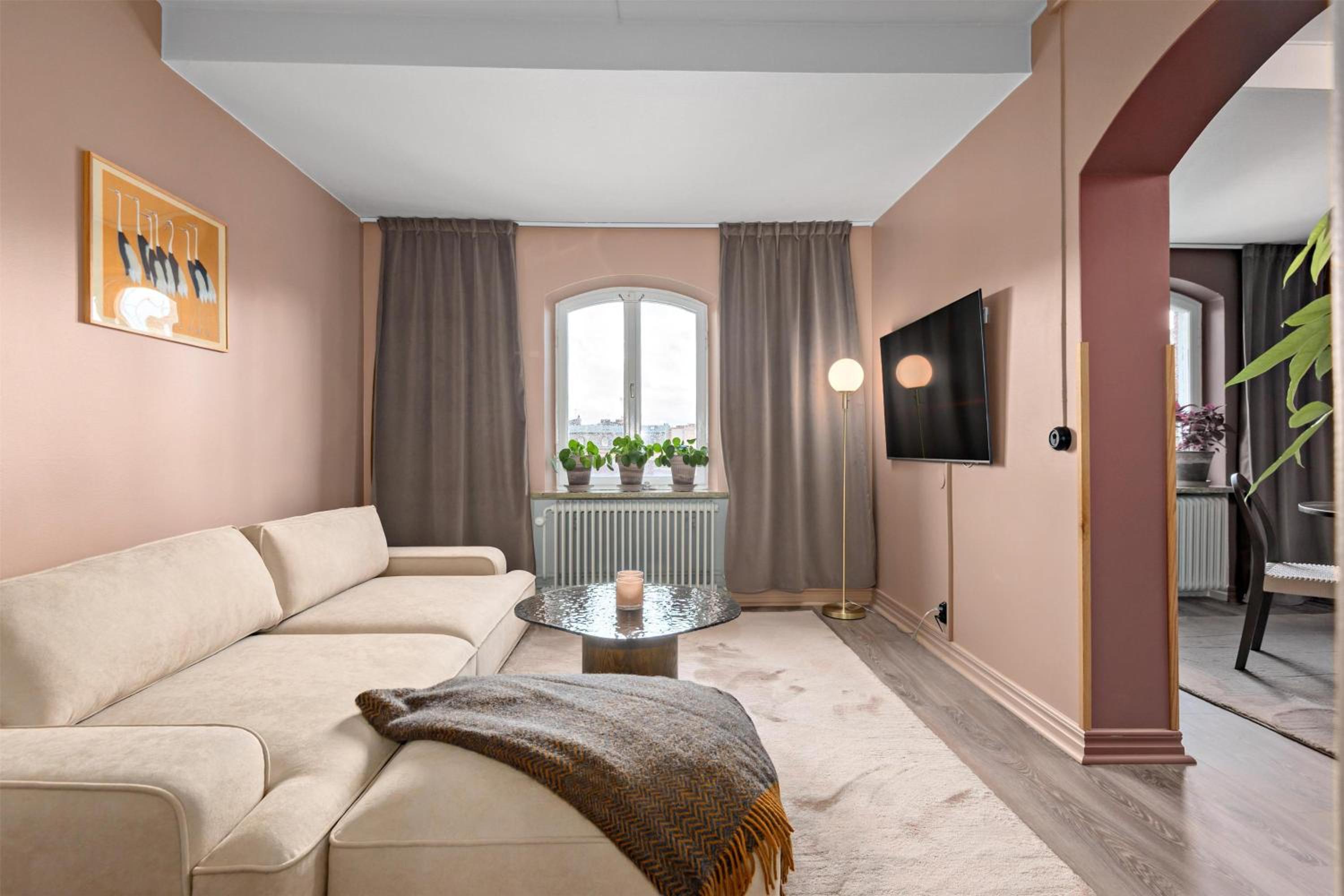 King Suite - Non-Smoking - Photo 2