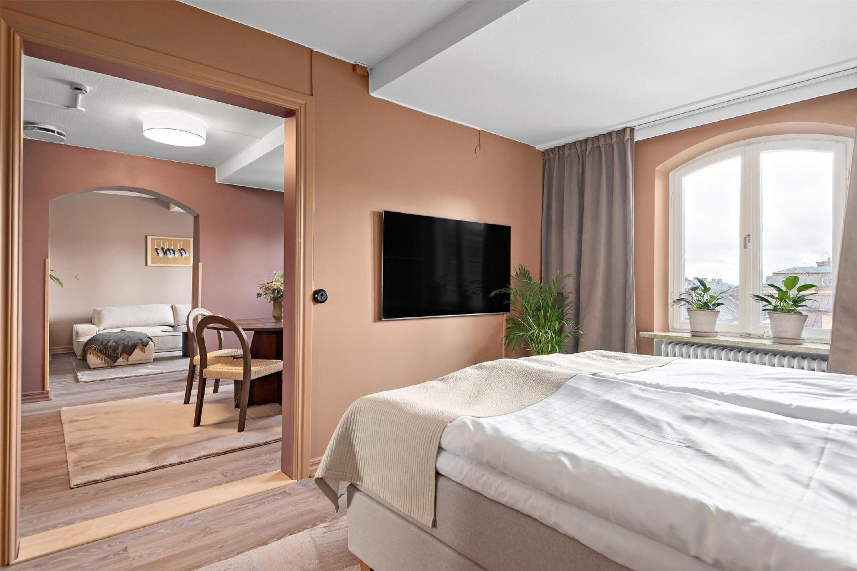 King Suite - Non-Smoking - Photo 4