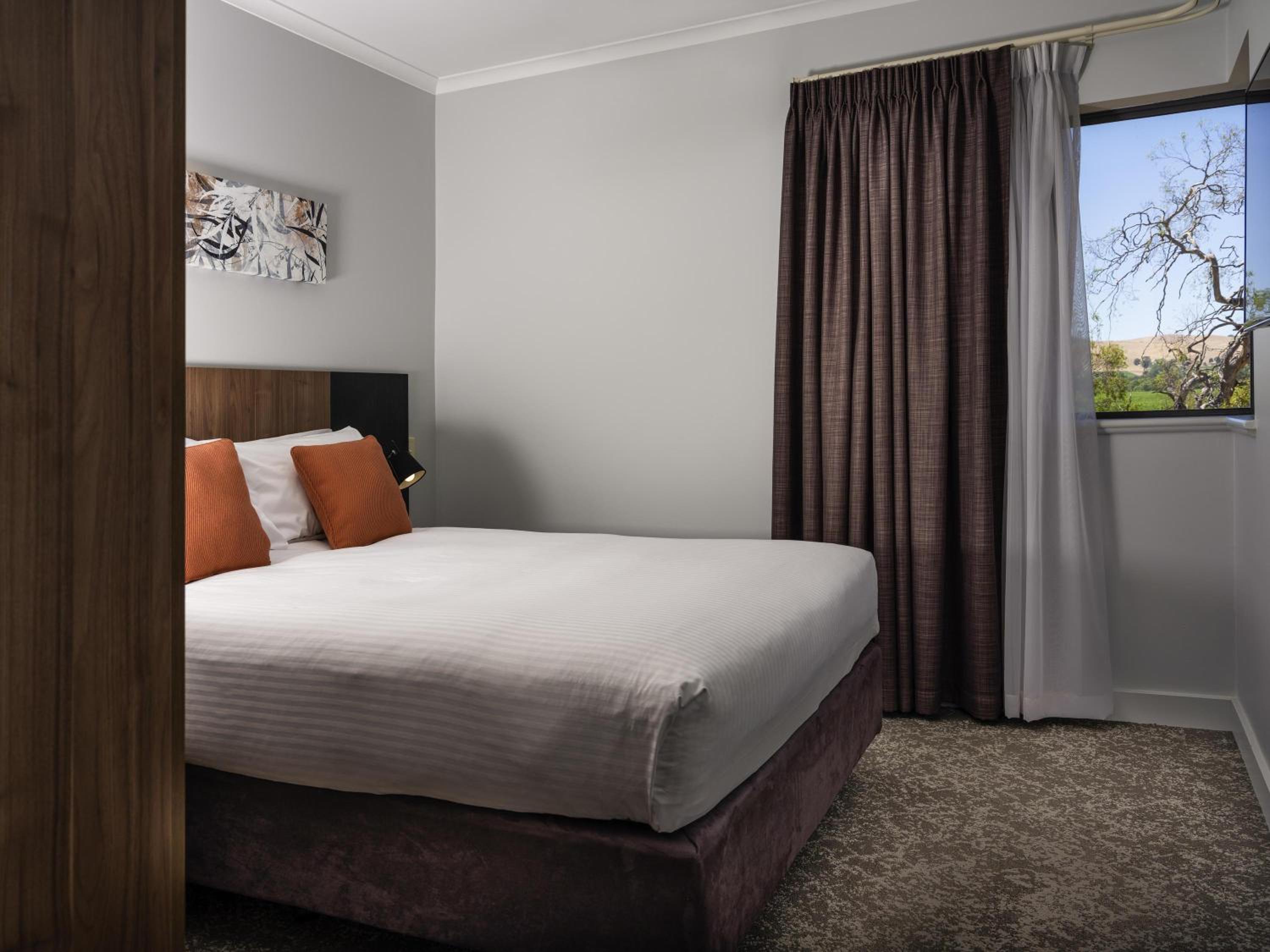 Executive Apartment with Queen Bed - Photo 3