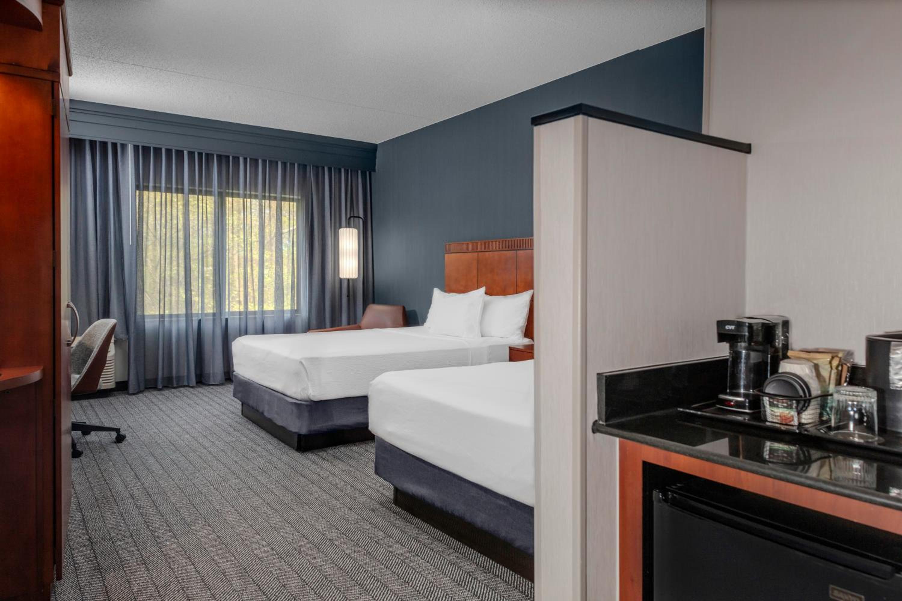 Queen Room with Two Queen Beds - Photo 2