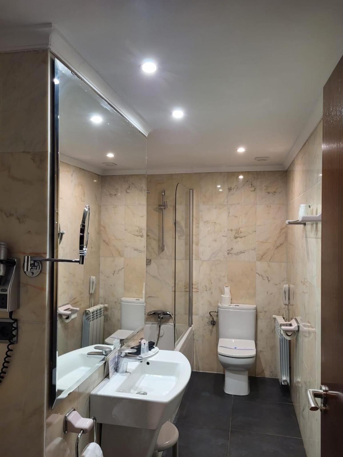 Standard Double or Twin Room - Photo 1
