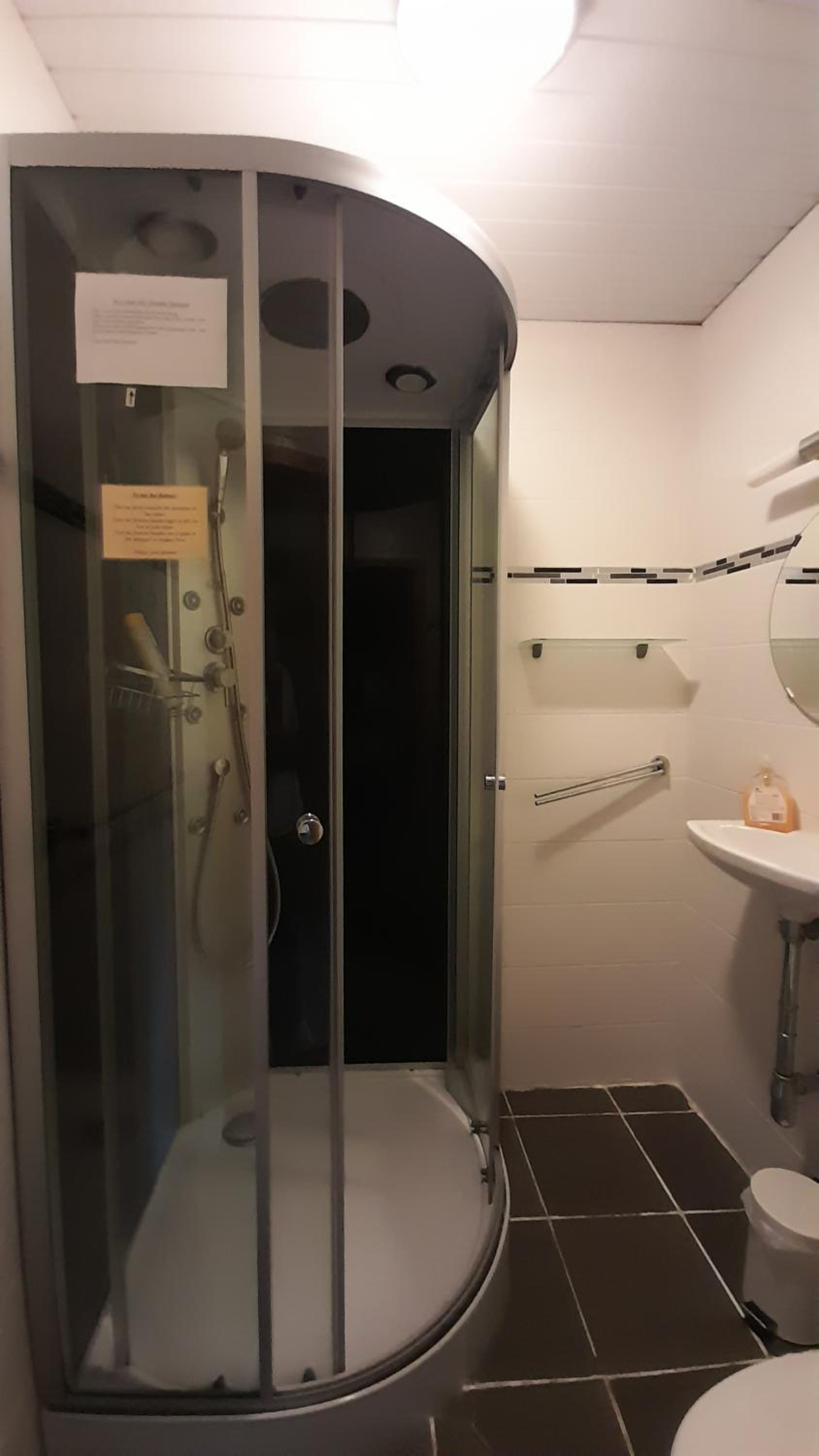 Family Room with Private Bathroom - Photo 2