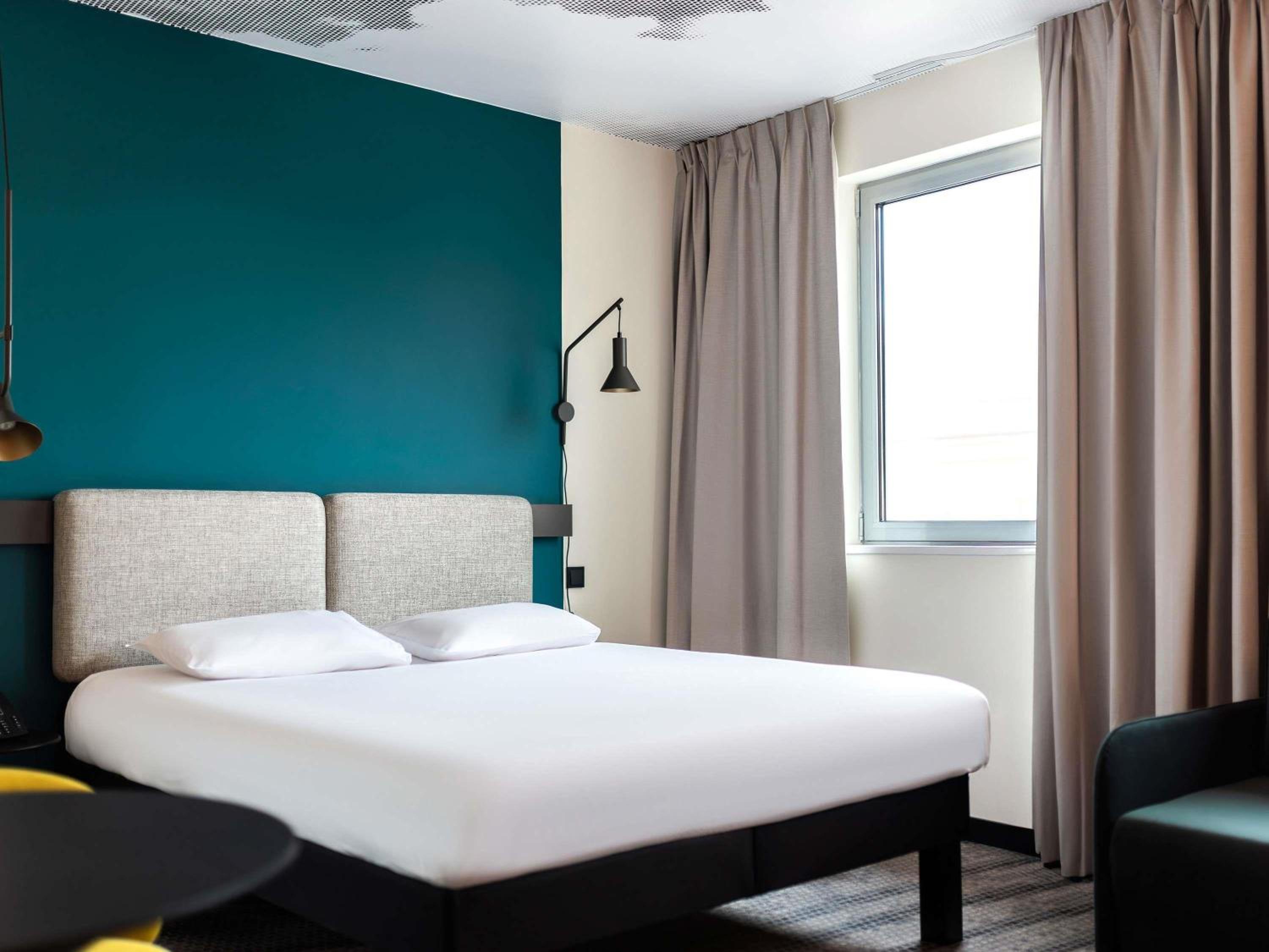 Executive Room with One Double Bed and One Single Sofa Bed - Photo 1