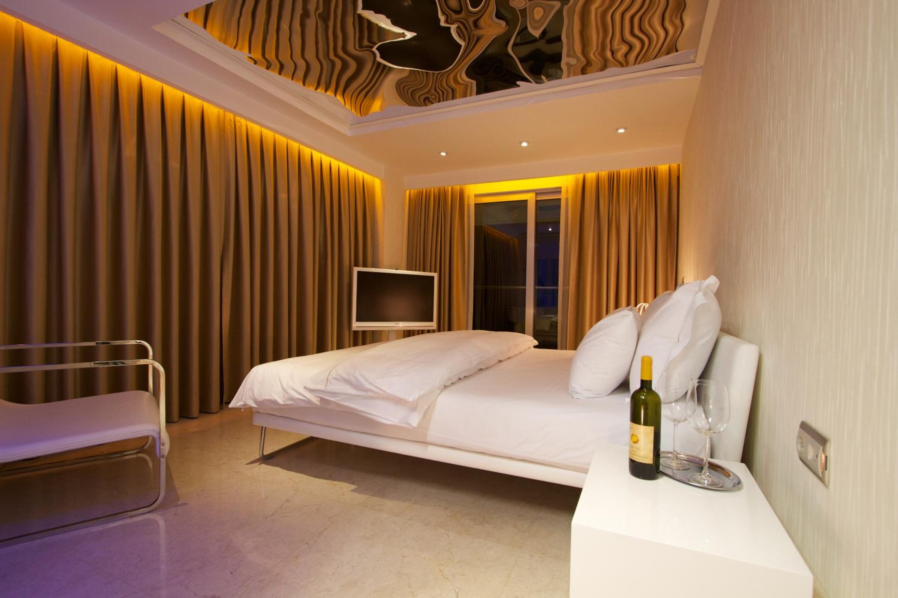 Standard Double Room with Garden View - Photo 8