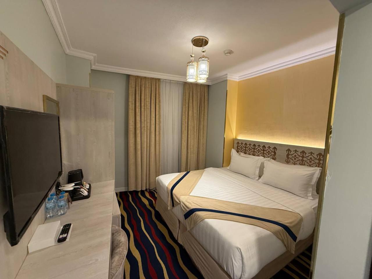 Deluxe King Room photo 1