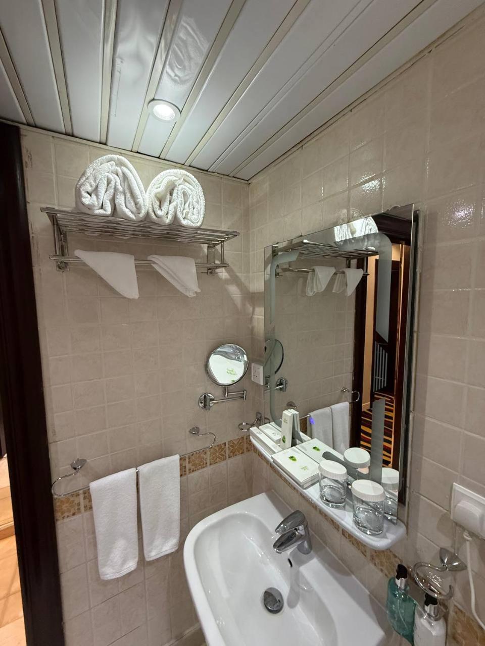 Deluxe King Room photo 2