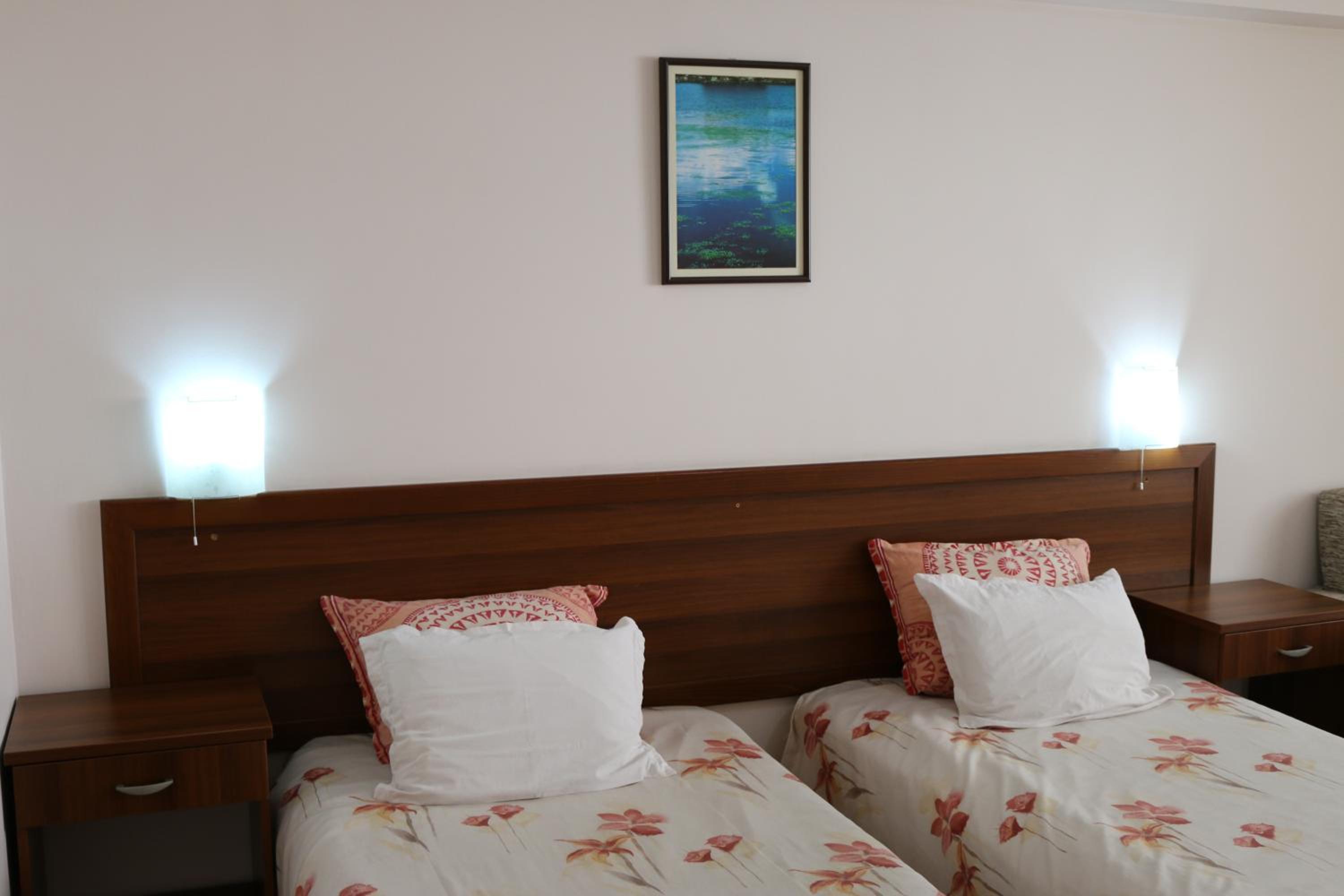 Standard Double Room - Photo 8