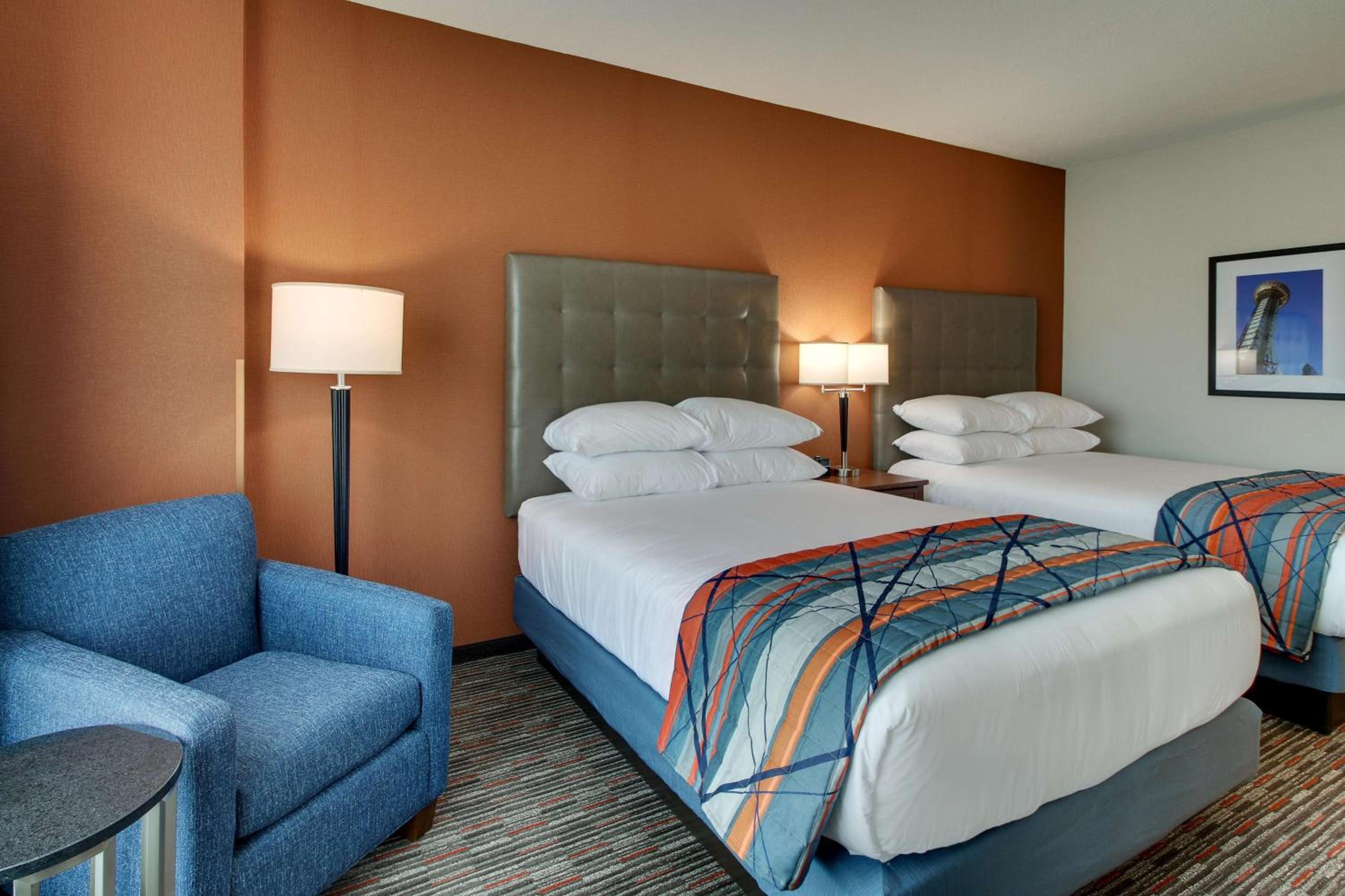 Deluxe Queen Room with Two Queen Beds - Accessible, Tub photo 3