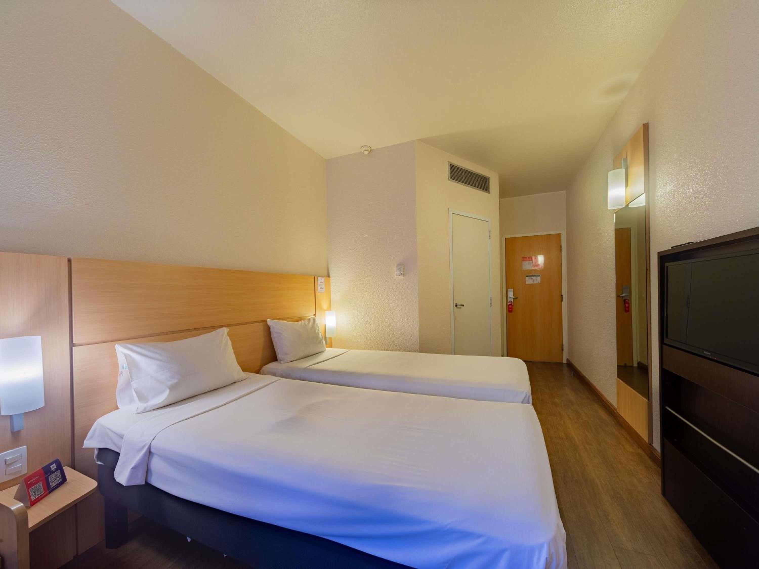 Standard Twin Room - Photo 4
