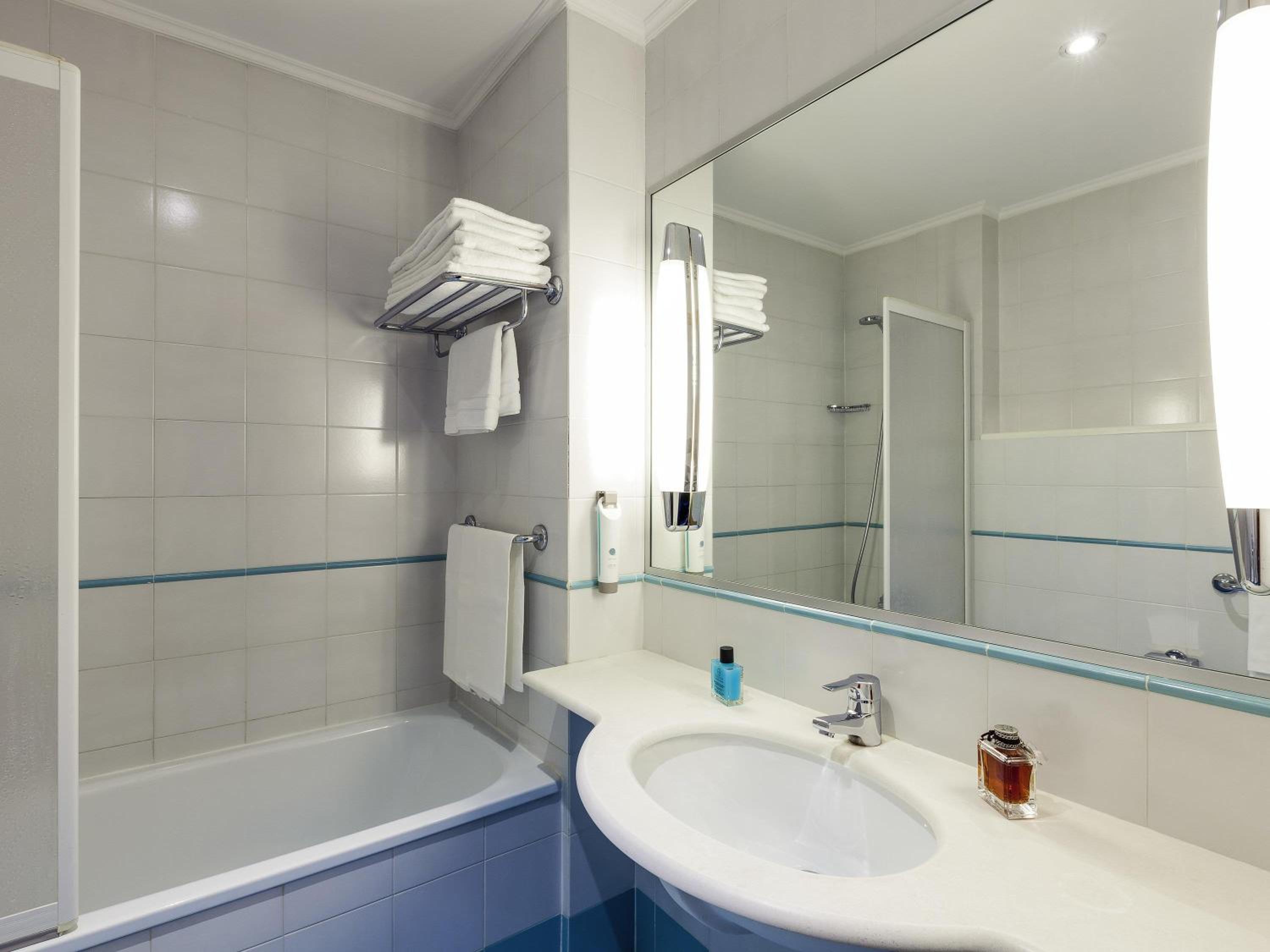 Standard Room with One Double Bed and One Single Bed