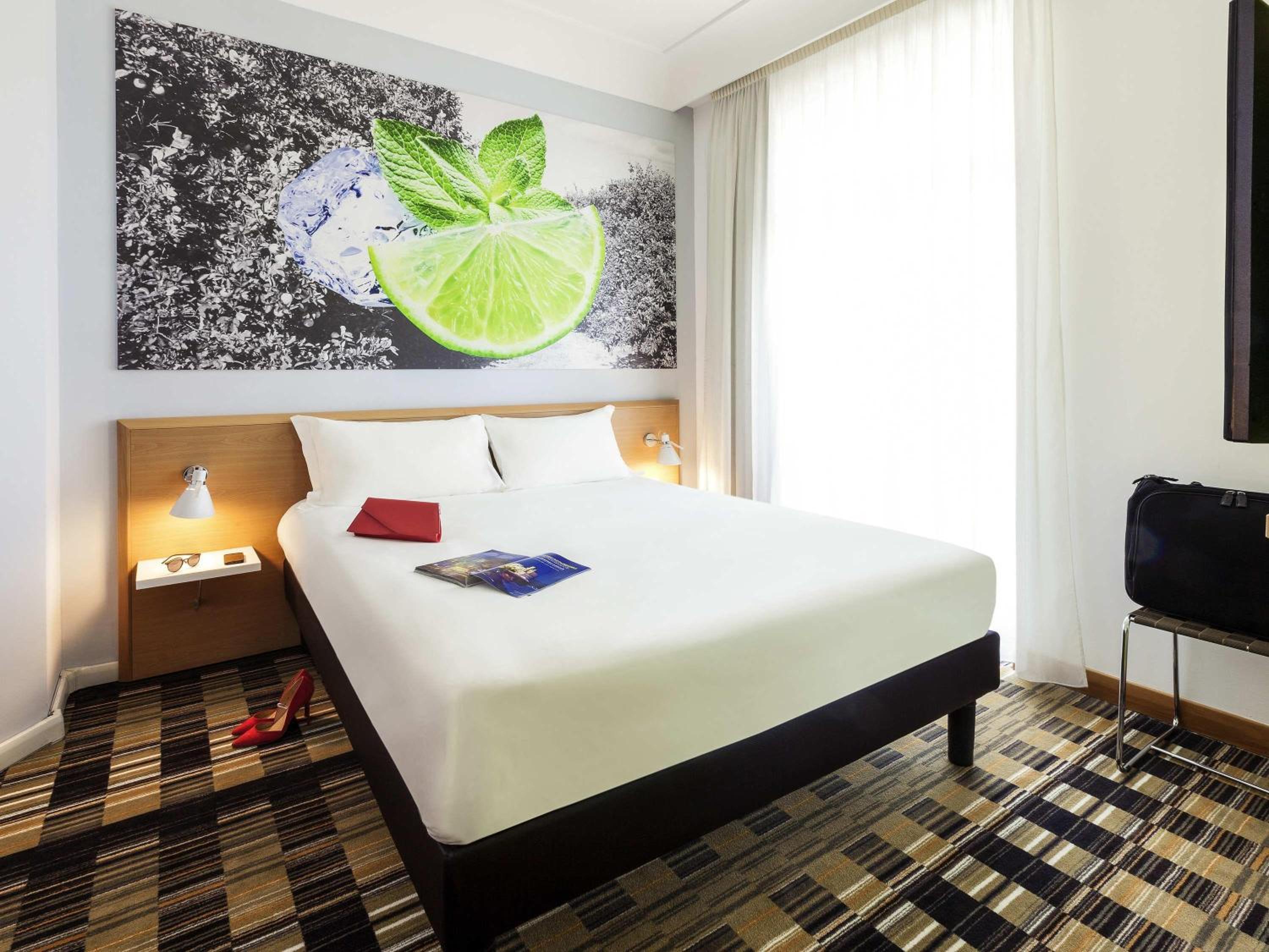 Standard Room with One Double Bed and One Single Bed thumbnail 5