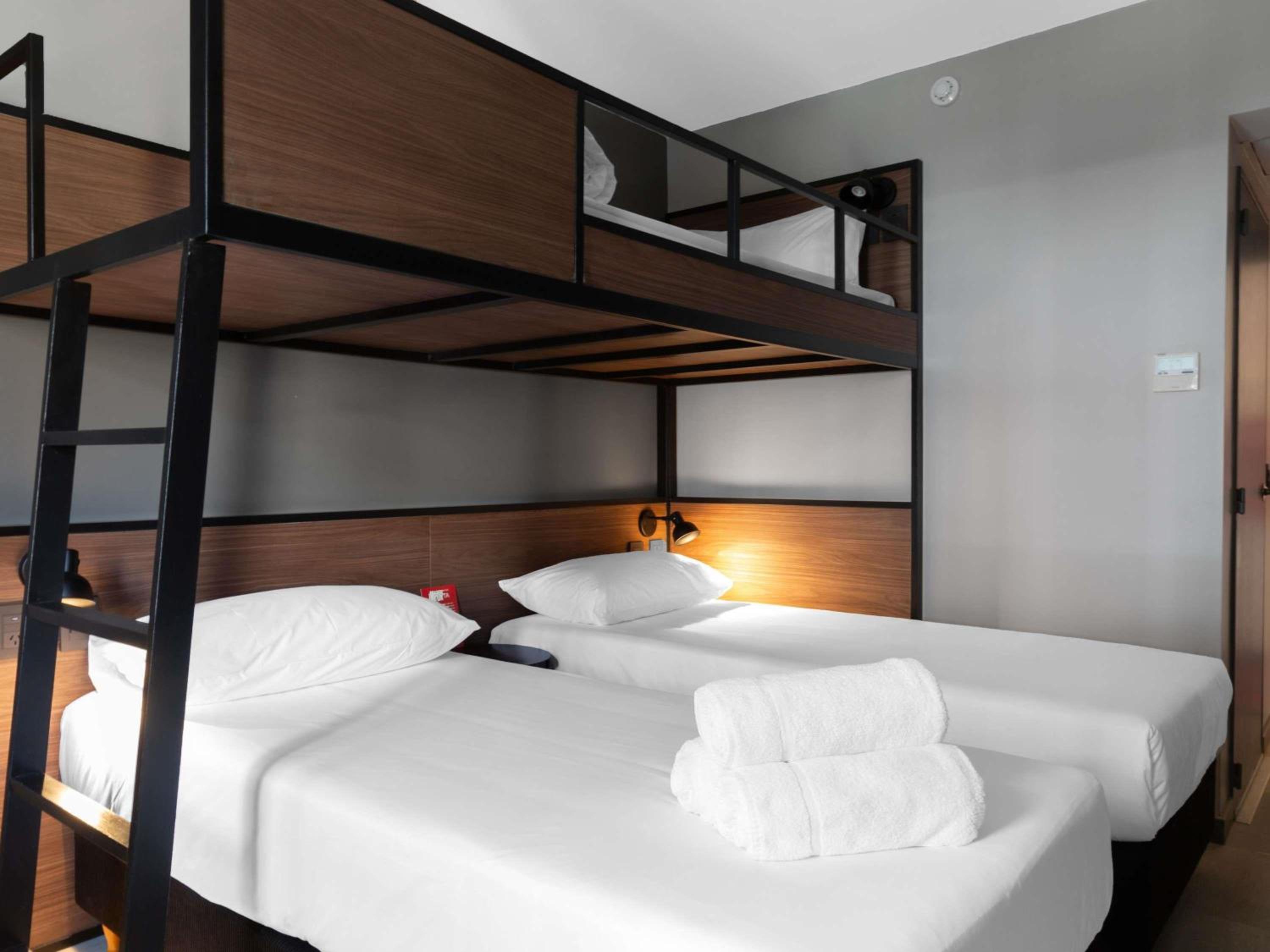 Standard Room With Three Single Beds photo 3
