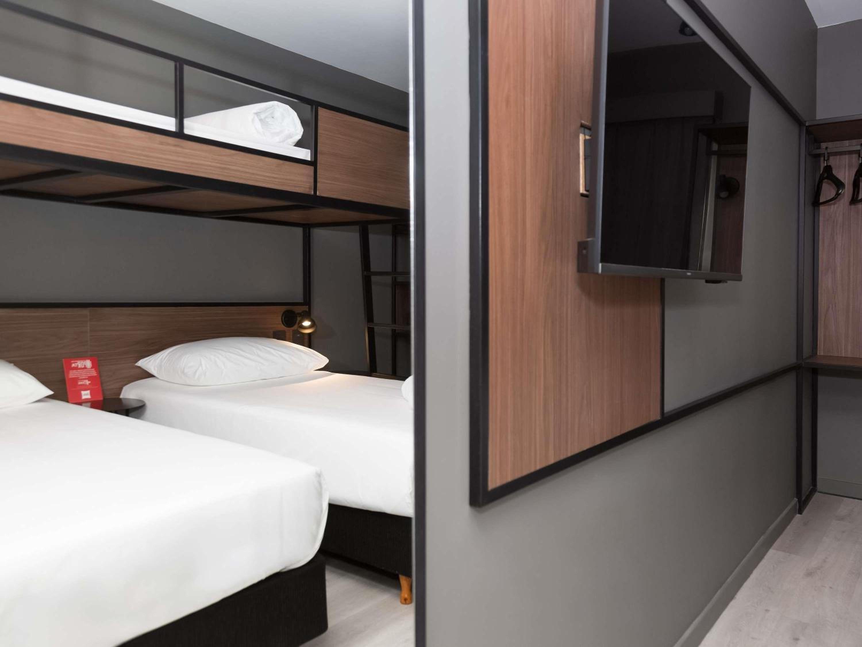 Standard Room With Three Single Beds photo 2