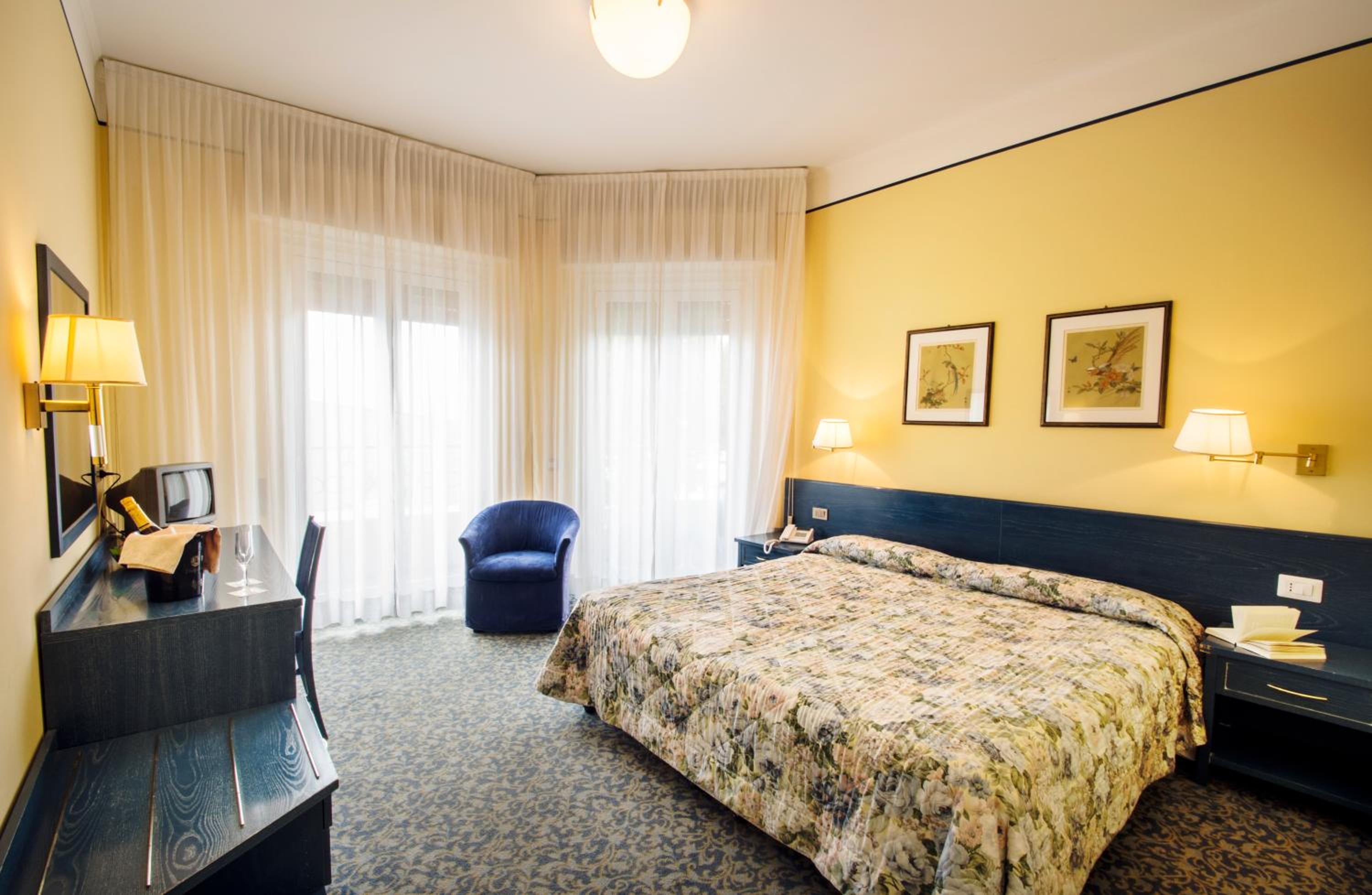 Double Room with Lake View - Photo 1