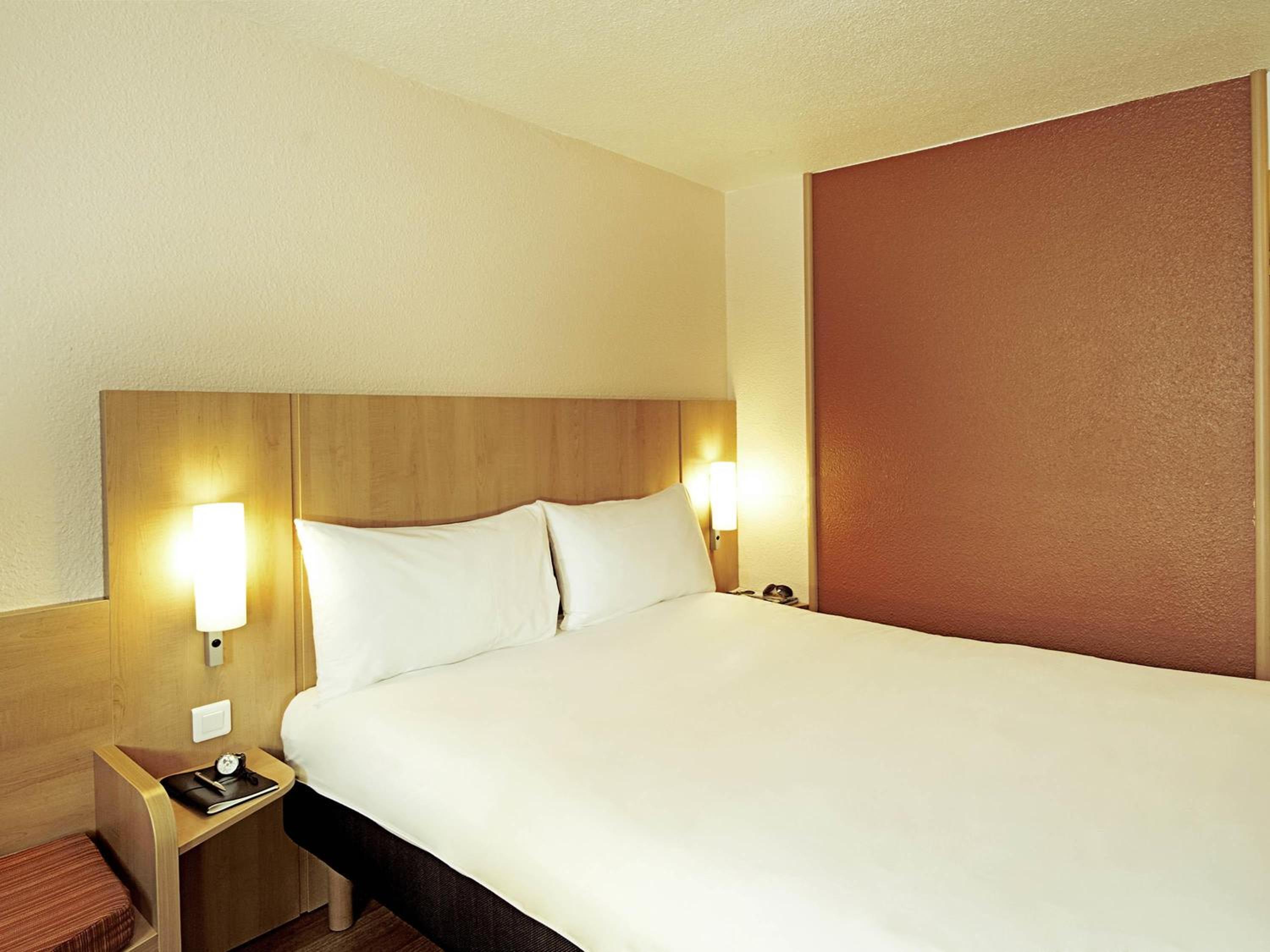 Standard Room with One Double and One Single Bed - Non-Smoking - Photo 1