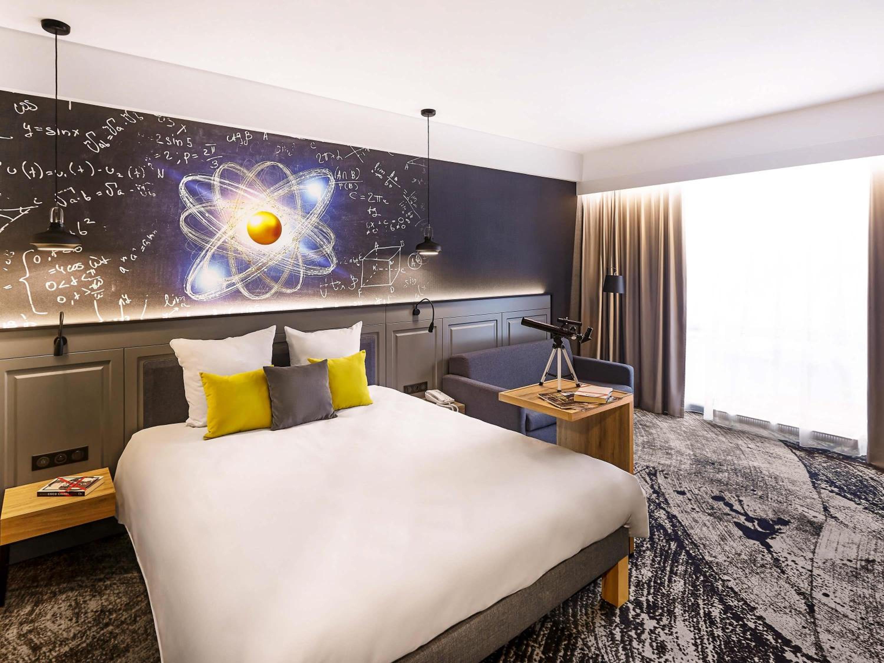 Privilege Room newly renovated with double bed and sofa and City View - Photo 1