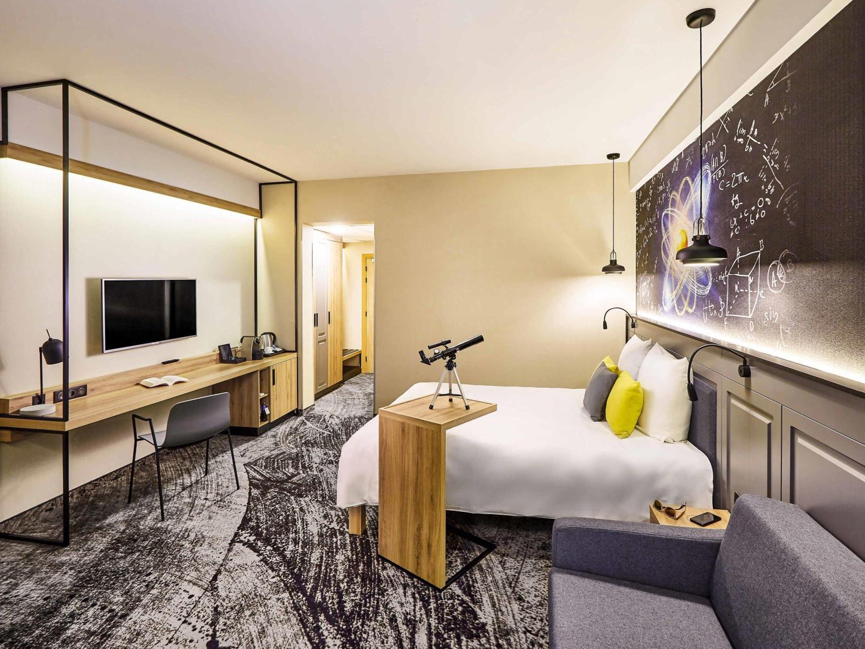 Privilege Room newly renovated with double bed and sofa and City View - Photo 2