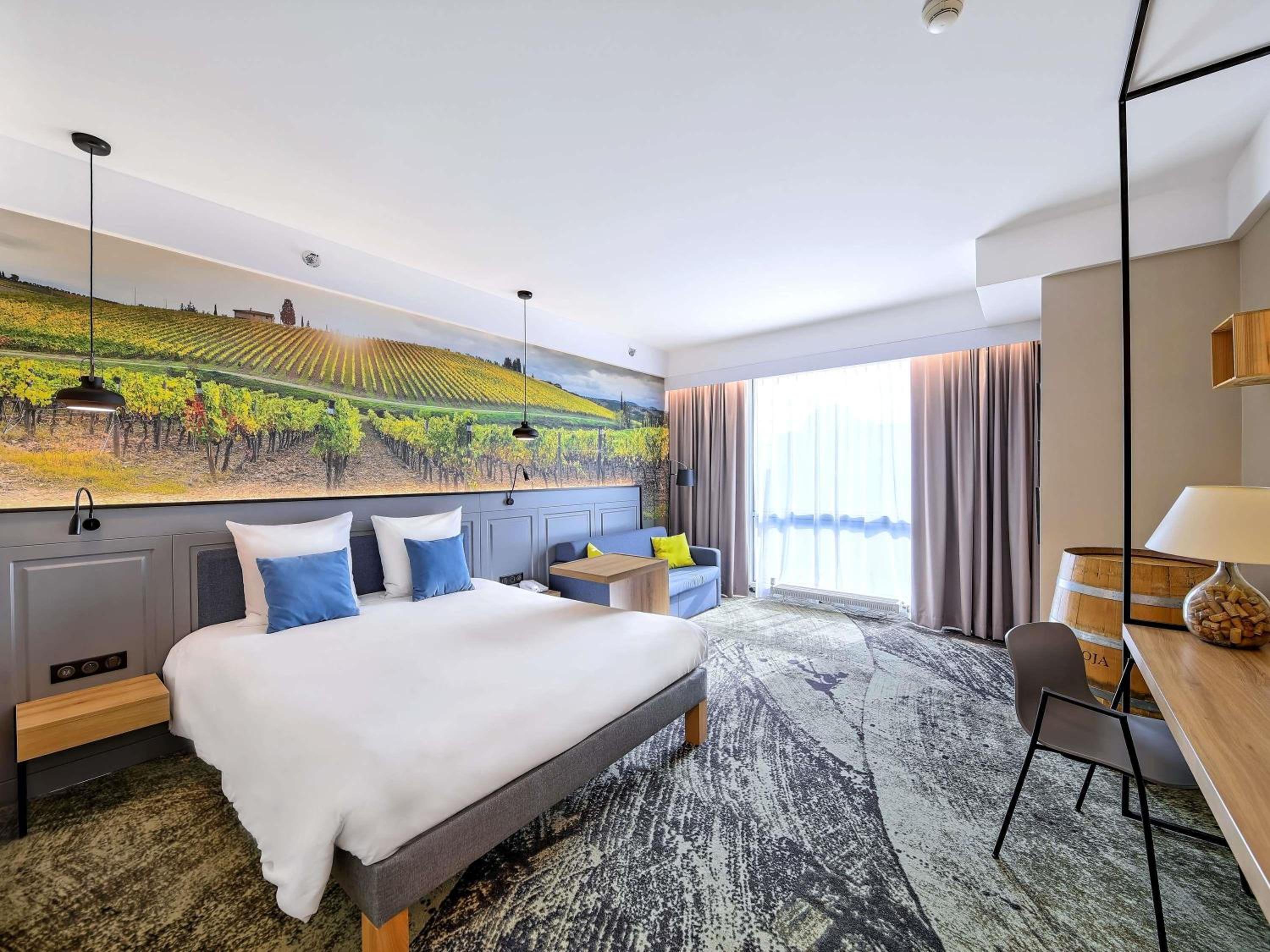 Privilege Room newly renovated with double bed and sofa and City View - Photo 5