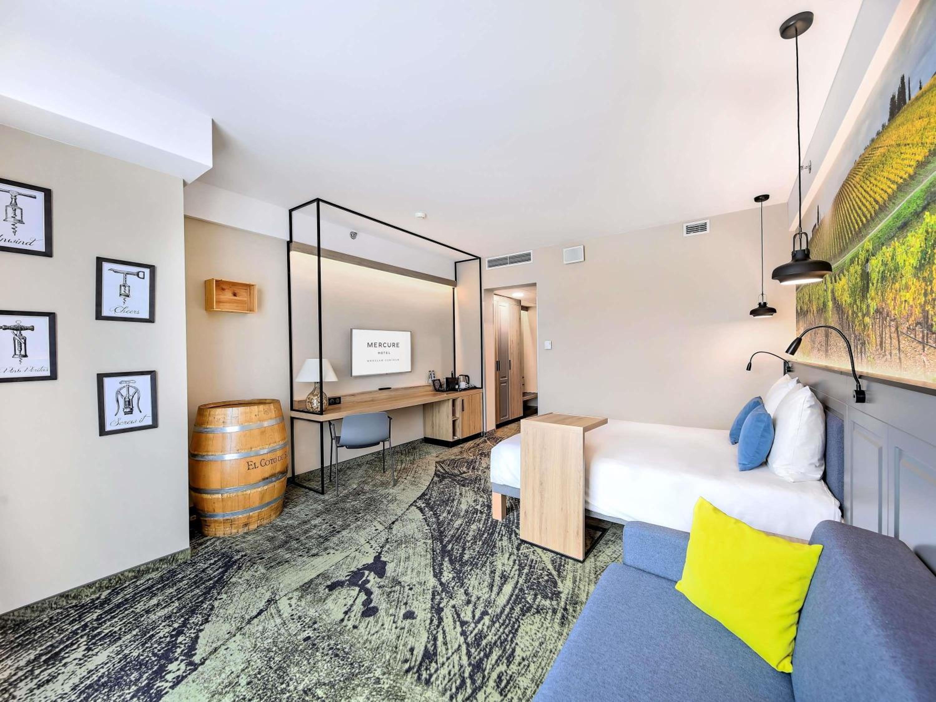 Privilege Room newly renovated with double bed and sofa and City View - Photo 6