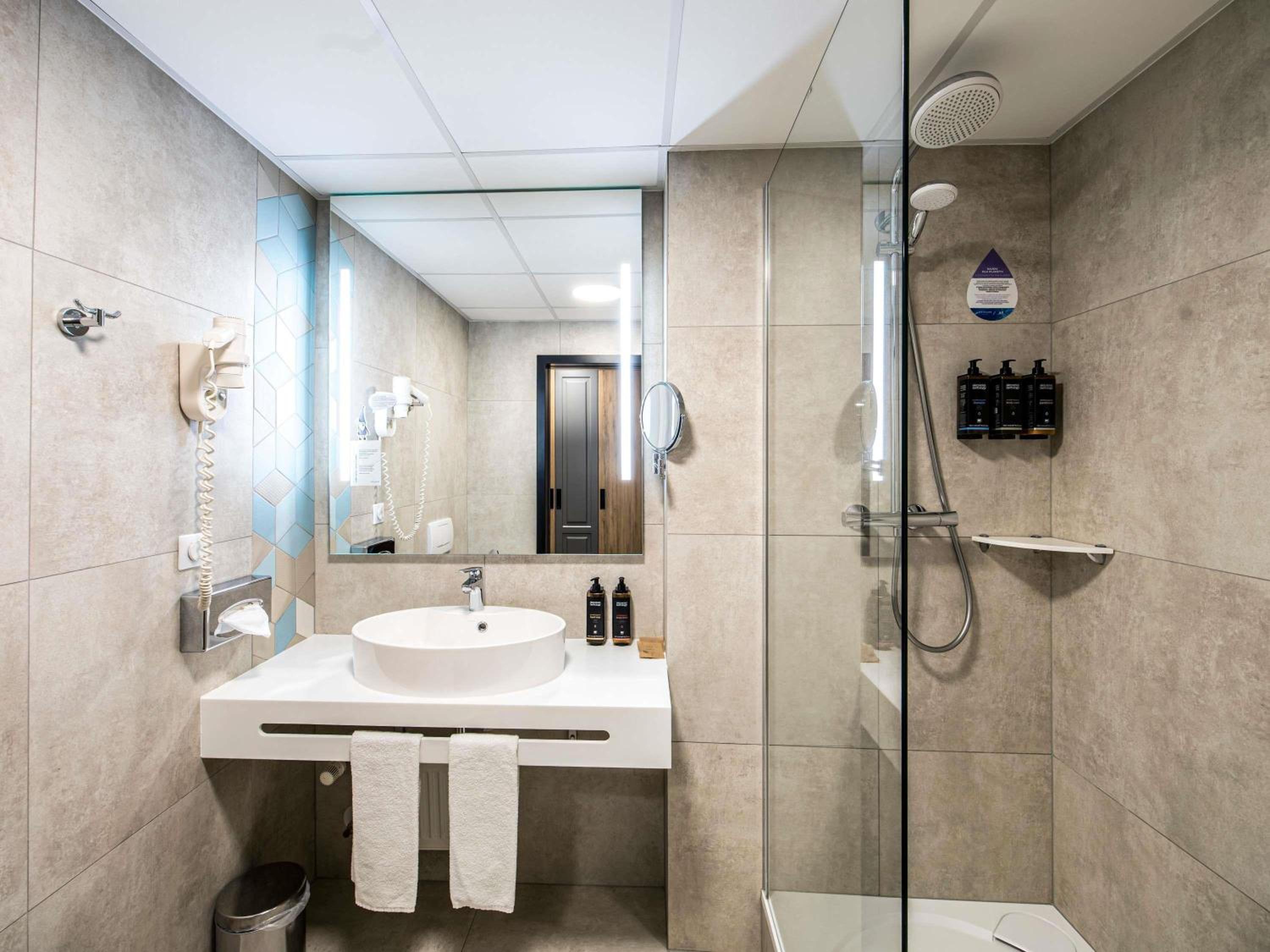 Privilege Room newly renovated with double bed and sofa and City View - Photo 9