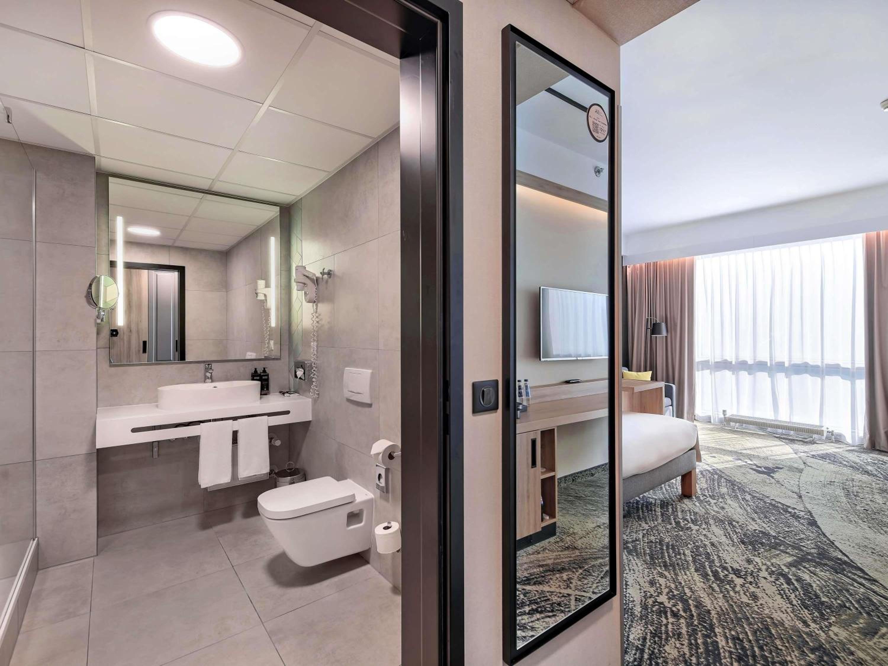 Privilege Room newly renovated with double bed and sofa and City View - Photo 8