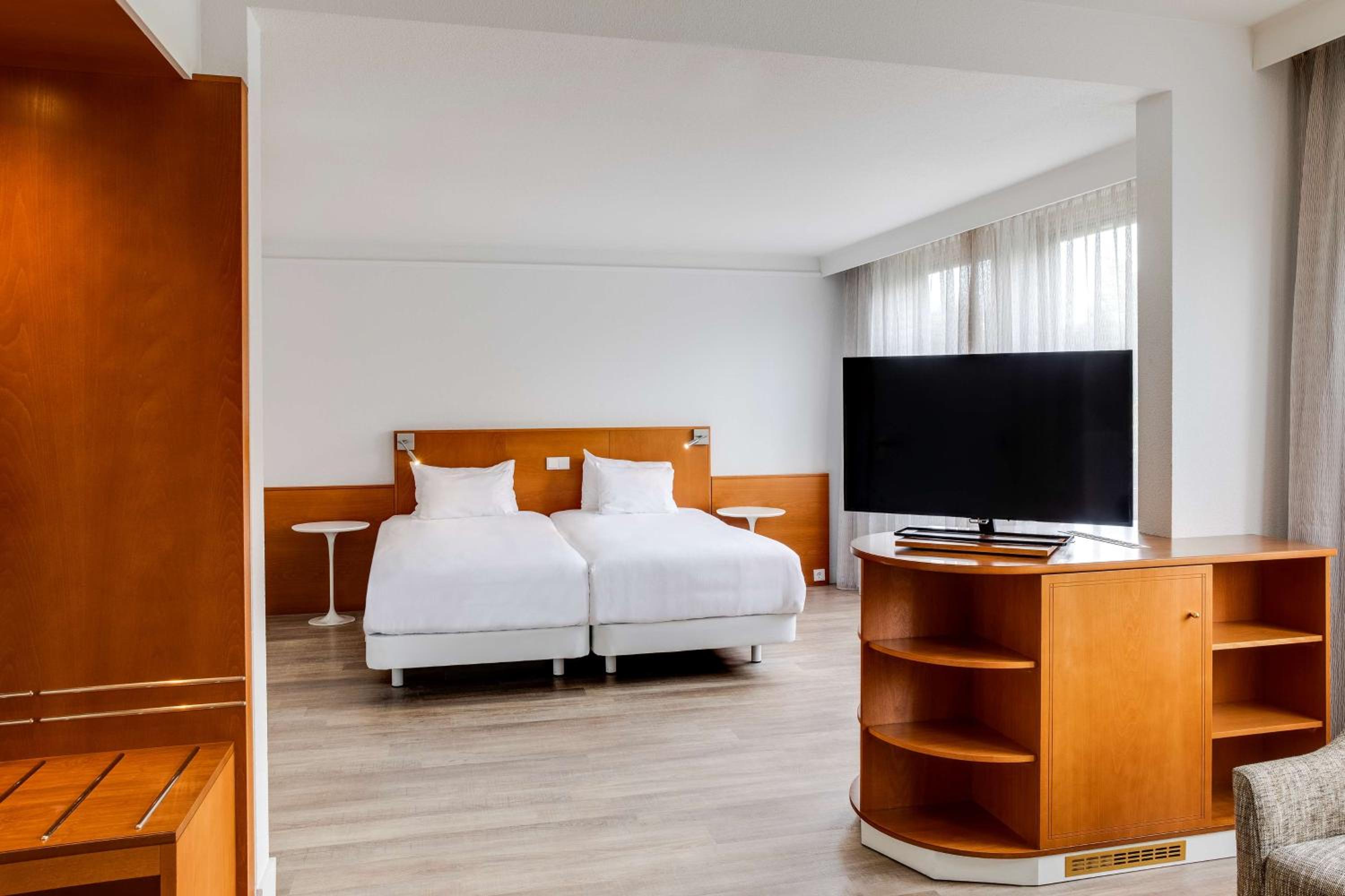 Junior Suite Extra Bed (2 Adults + 1 Child) - Photo 14