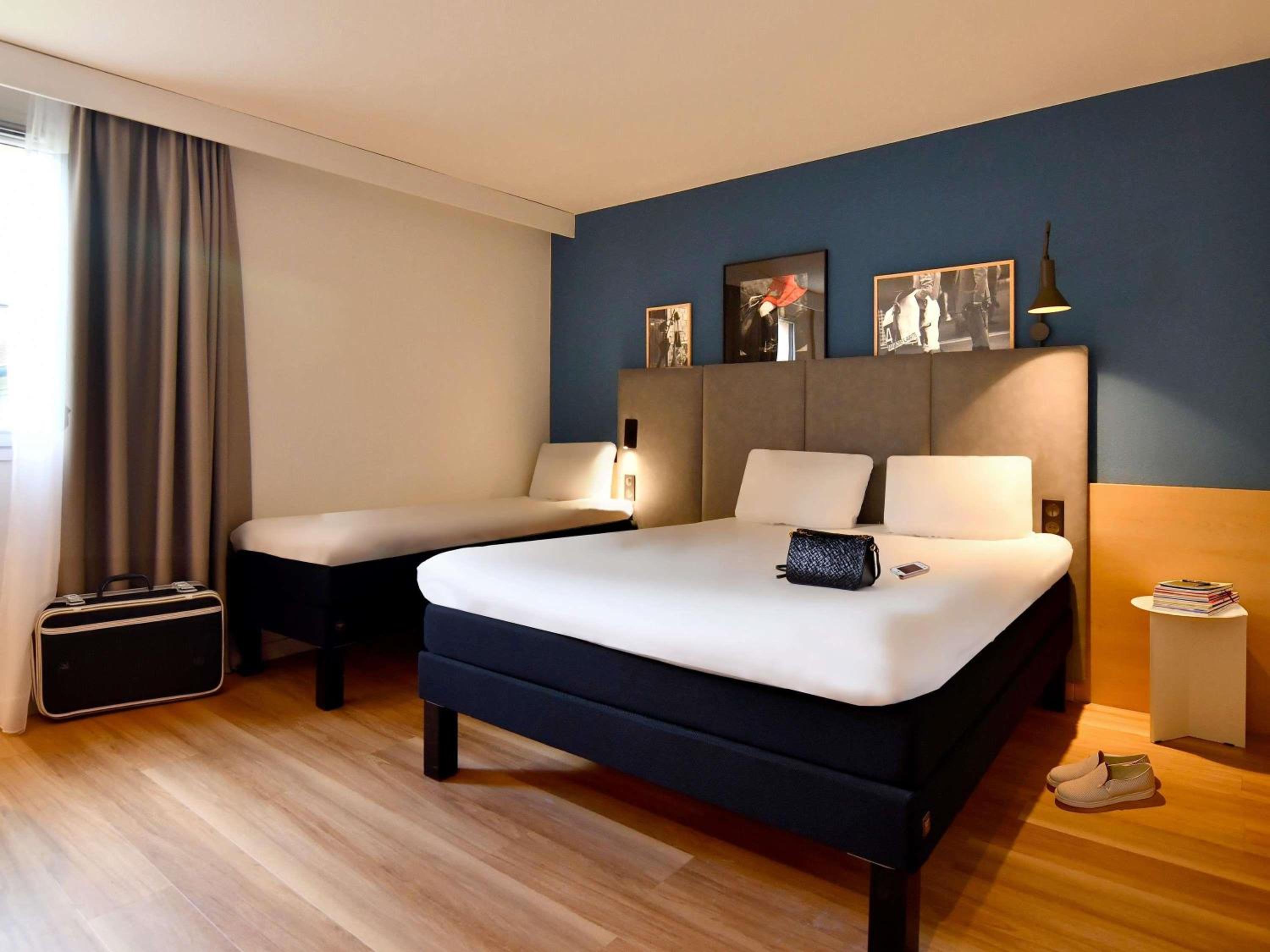 Standard Room with One Double Bed and One Single Bed photo 1
