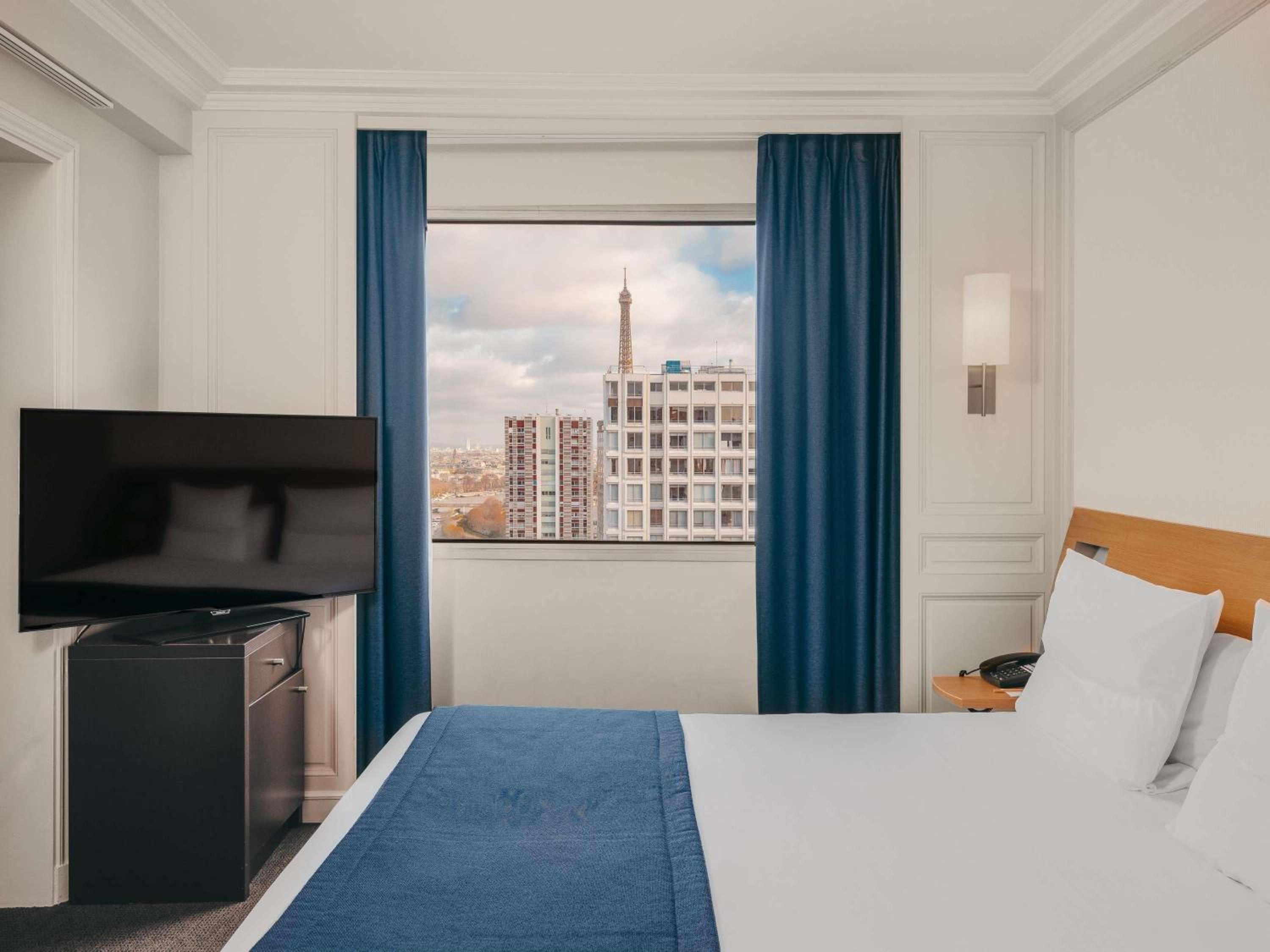 Junior Suite with One Queen Bed and Sofa