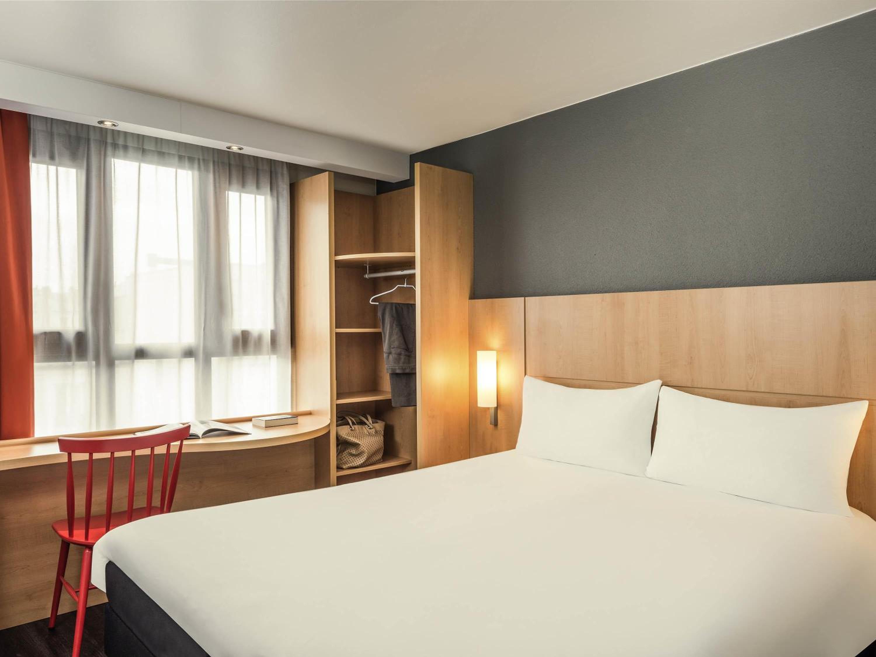 Standard Room with One Double Bed and One Single Bed