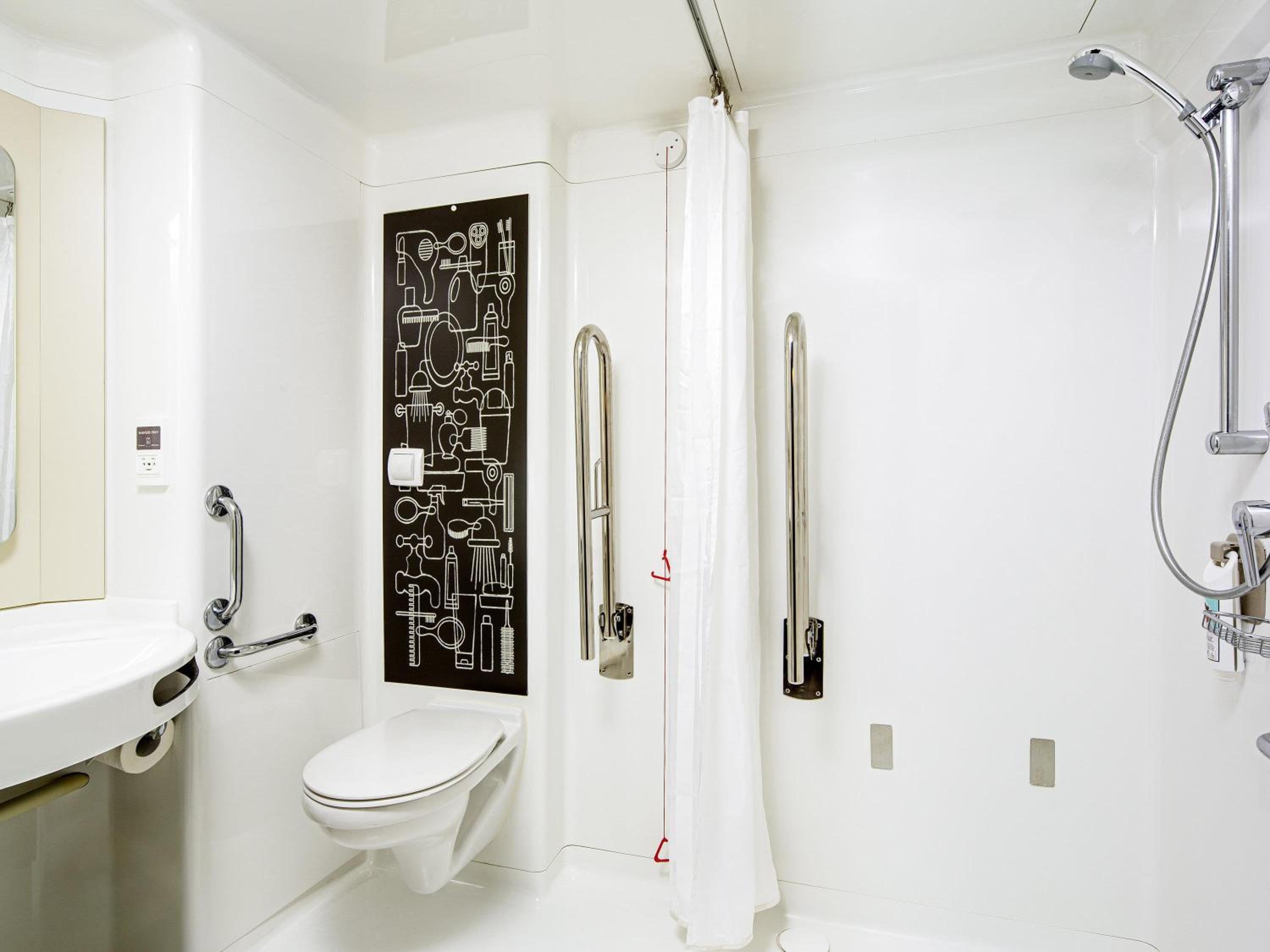 Accessible Twin Room photo 3