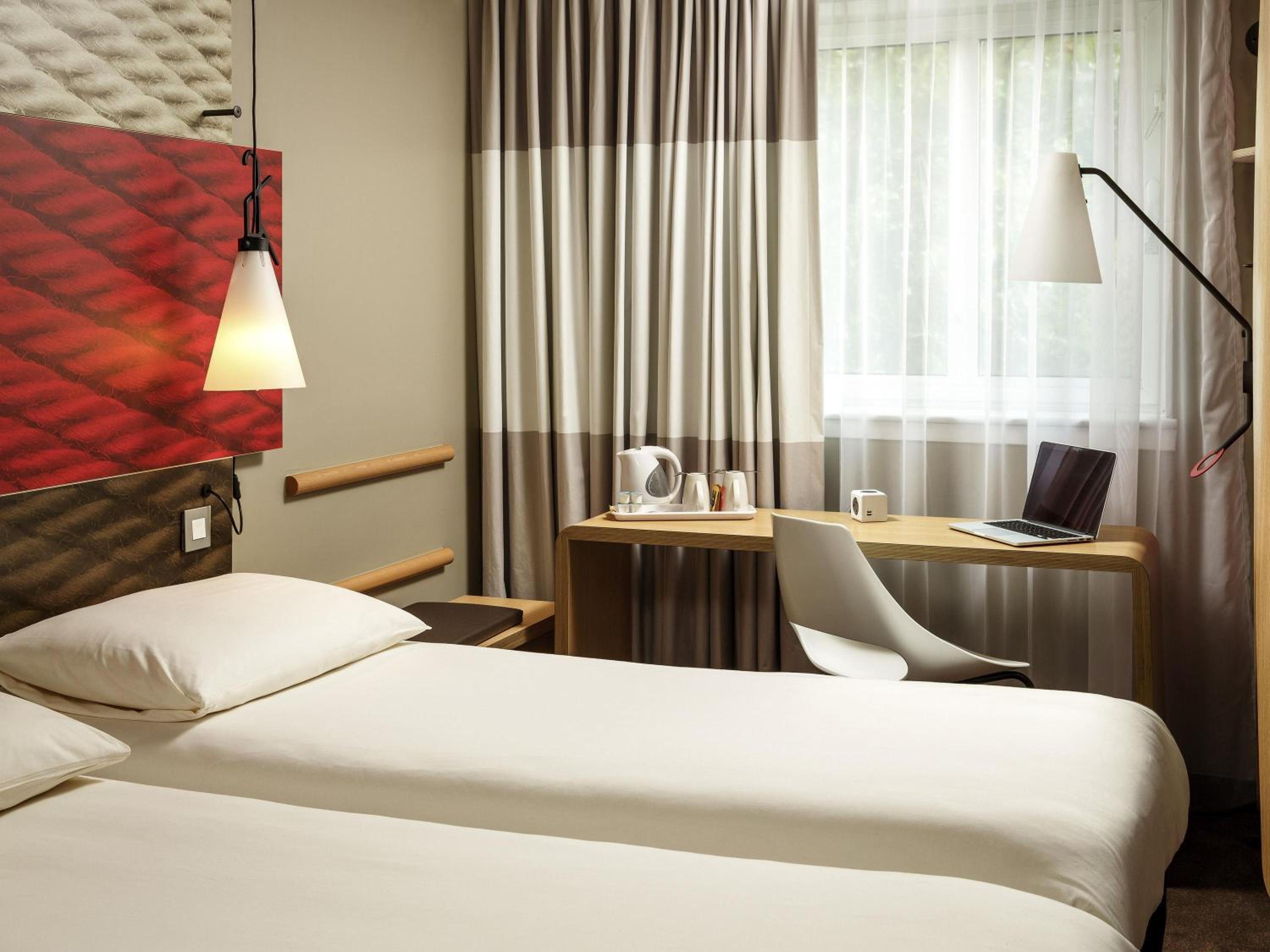 Accessible Twin Room photo 3