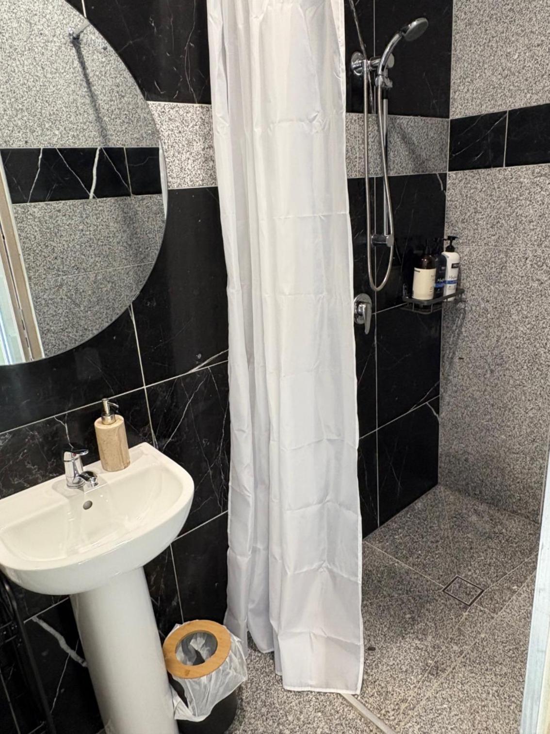 Deluxe Queen Suite