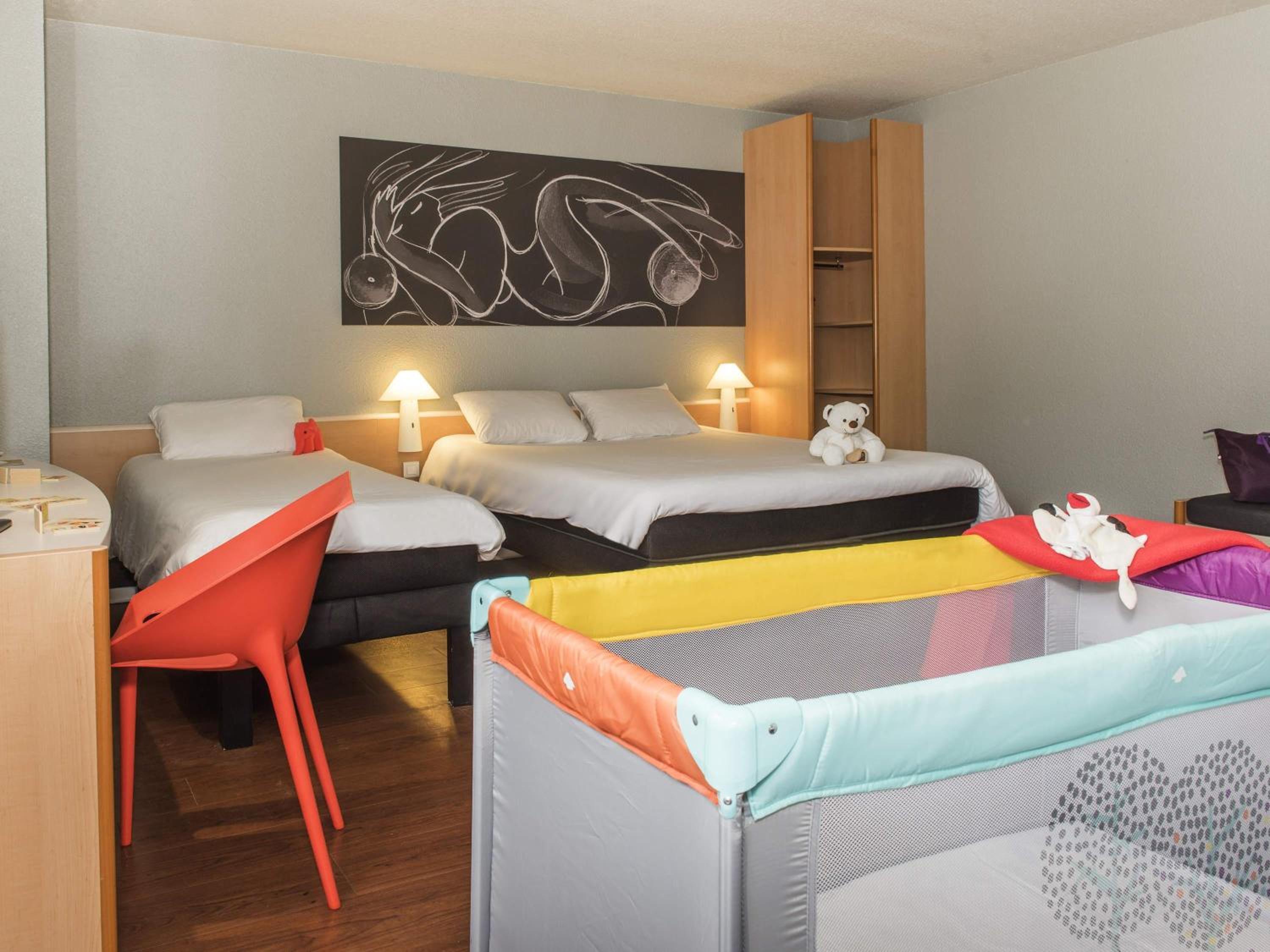 Standard Room with One Double Bed and Two Single Beds - Photo 2