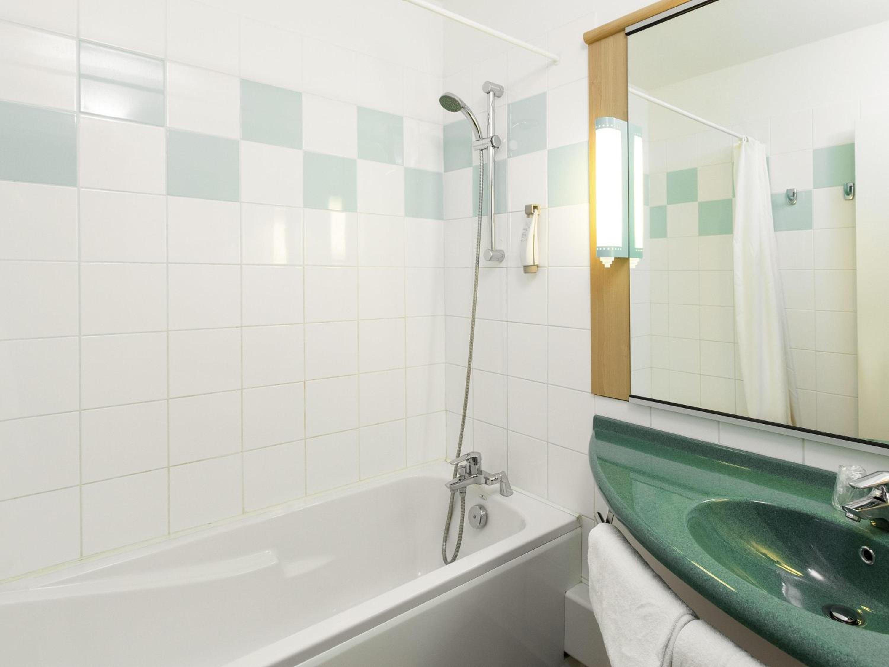 Standard Room with One Double Bed and Two Single Beds - Photo 3
