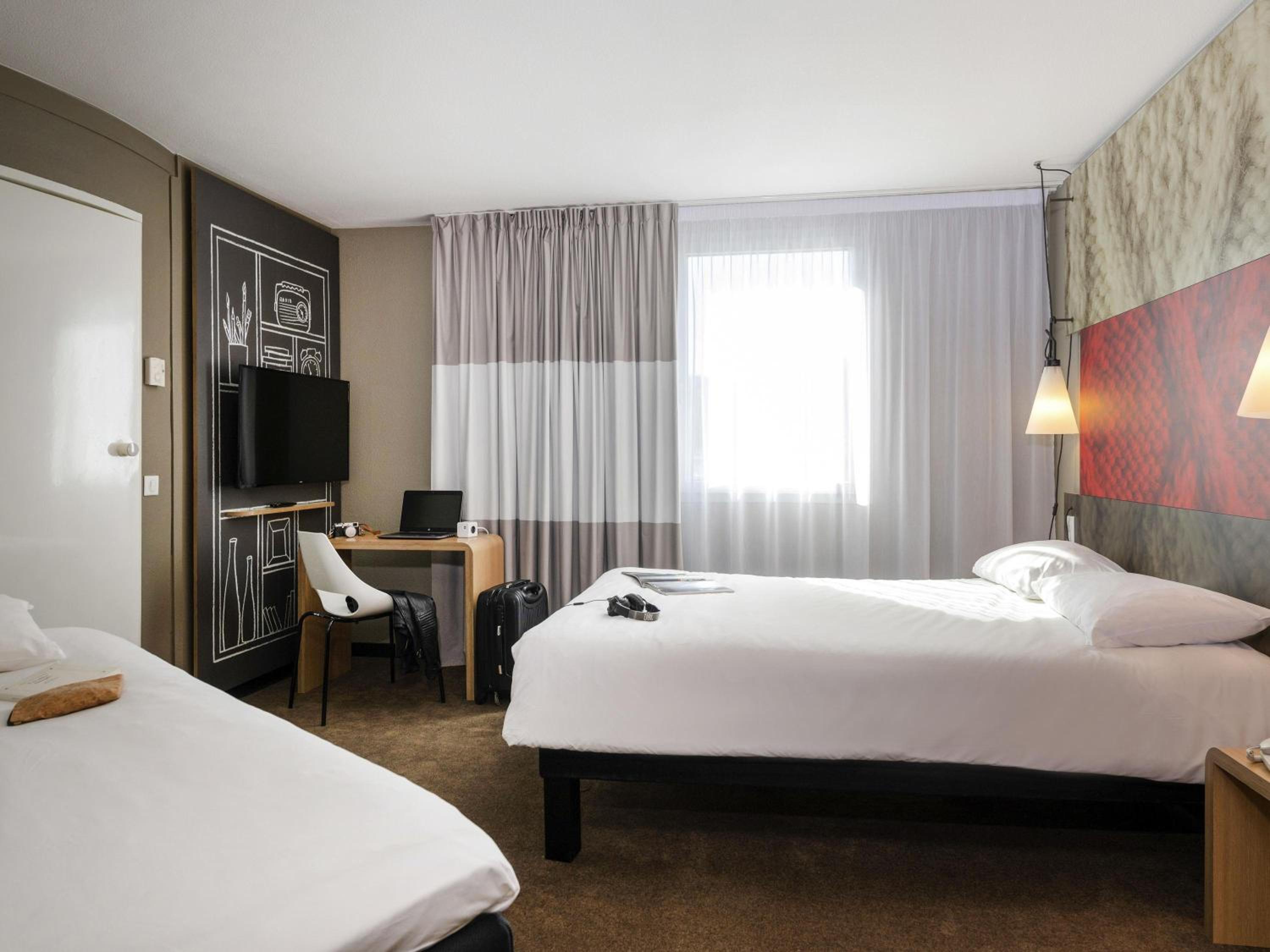 Standard Room with One Double Bed and One Single Bed