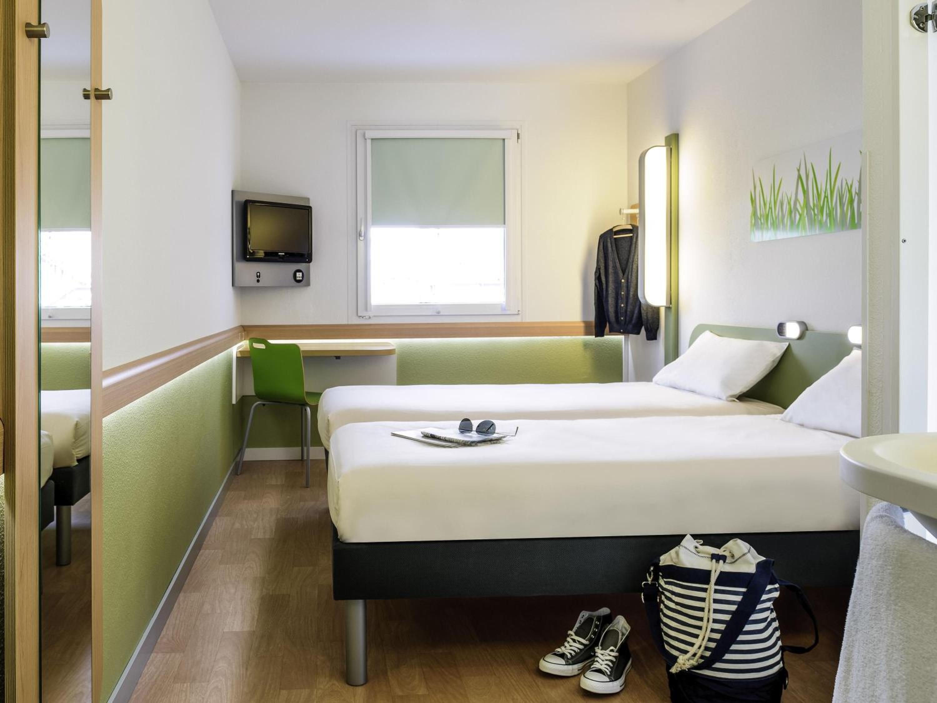 Accessible Classic Twin Room photo 2