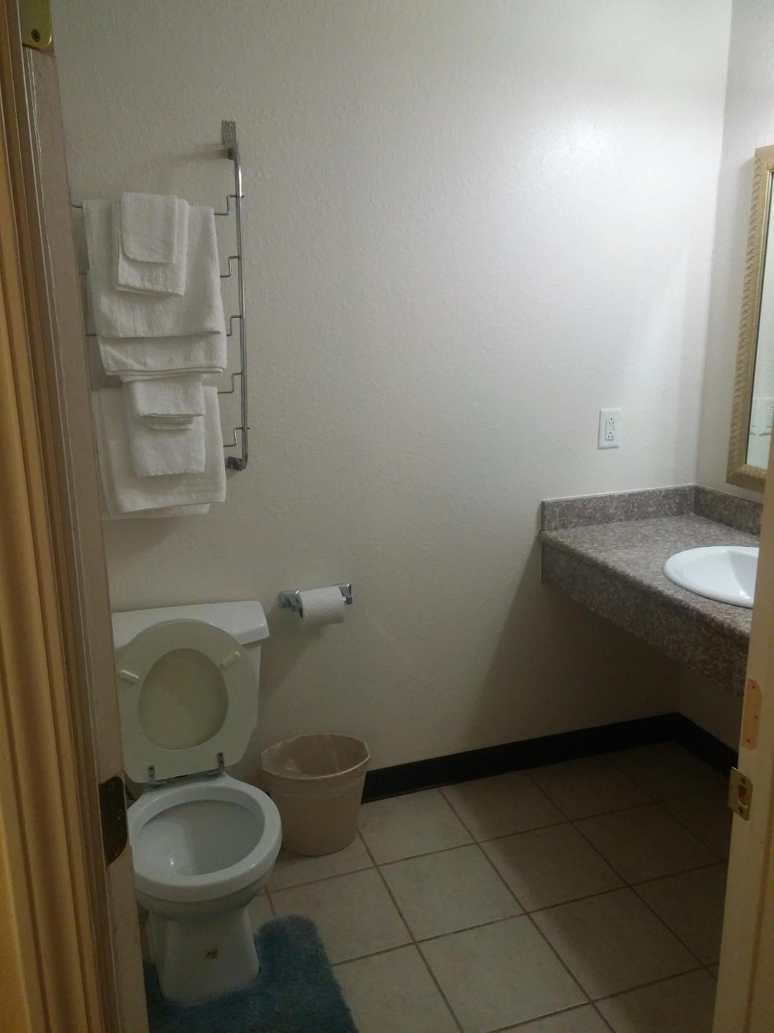 Standard Single Room with One Queen Bed photo 2