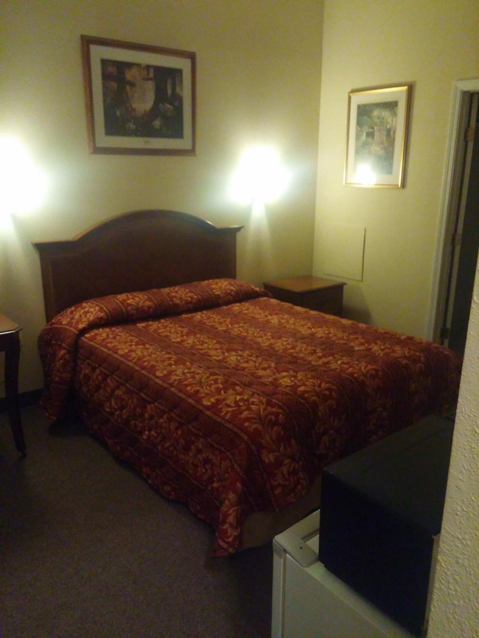 Standard Single Room with One Queen Bed photo 3