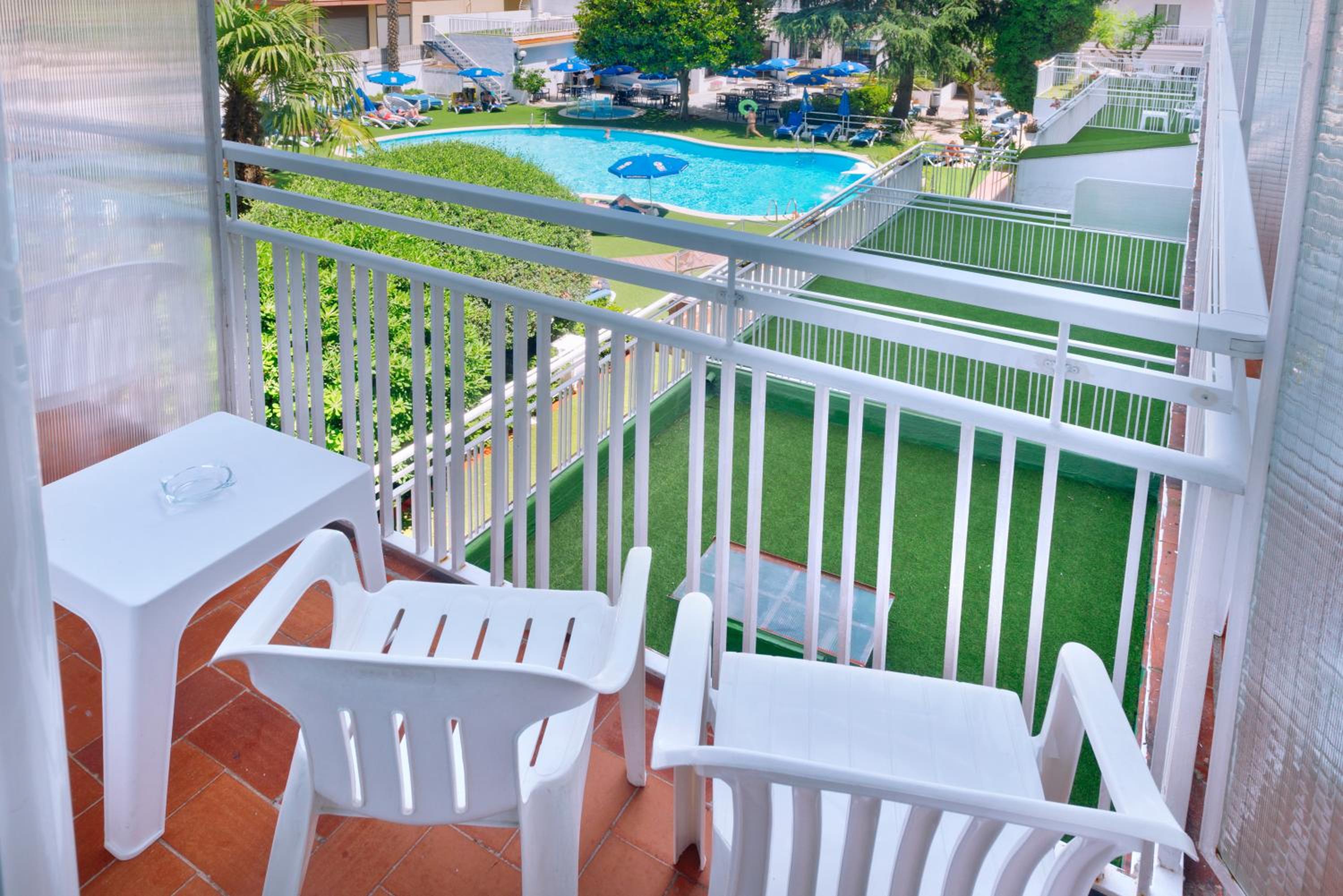 Double or Twin Room with Balcony and Pool View - Photo 13