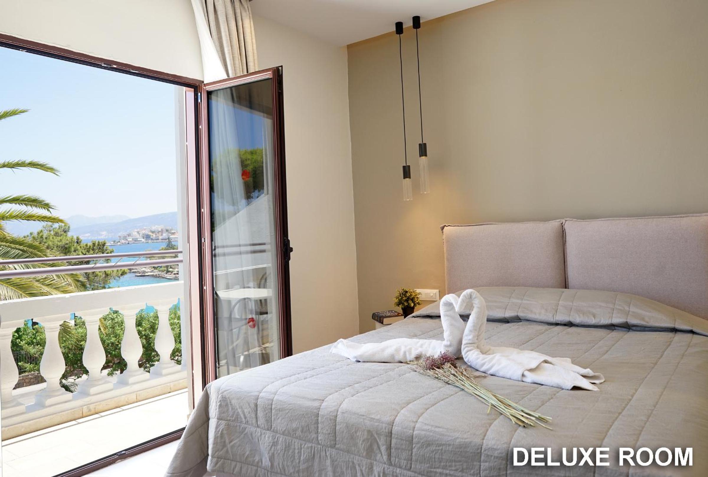 Deluxe Double Room with Sea View thumbnail 6