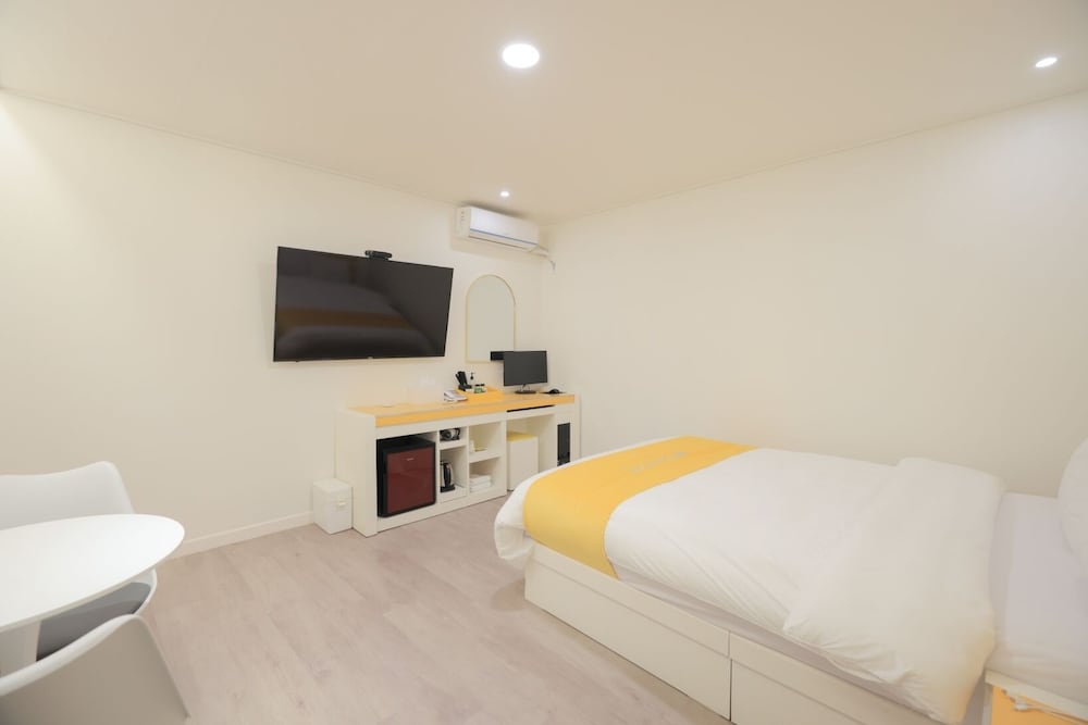 Standard Double Room - Photo 8