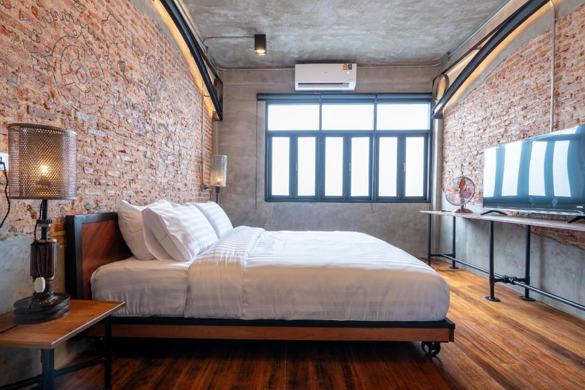 Deluxe King Room - Non-Smoking photo 1