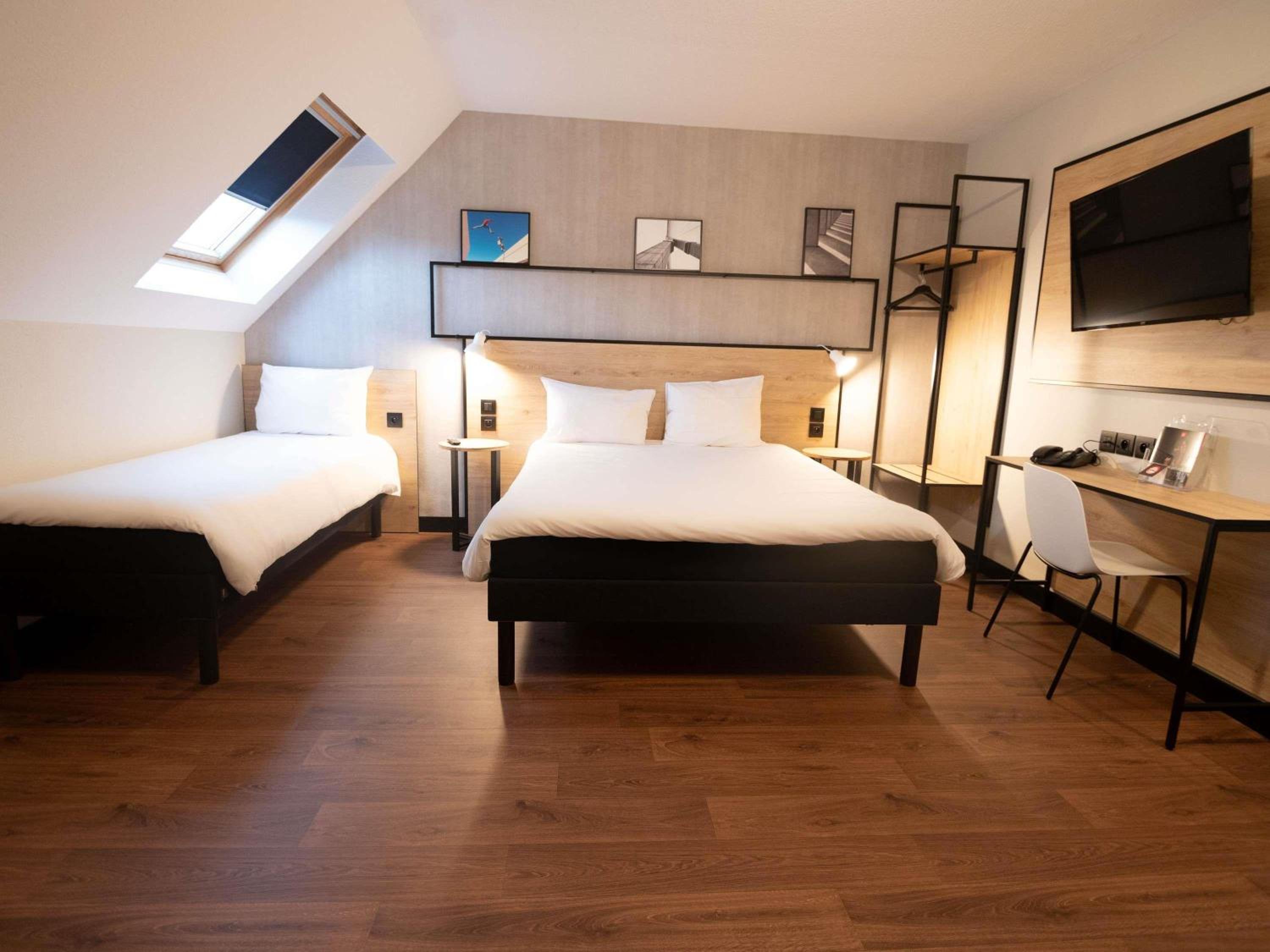 Standard Room with Double Bed and Twin Beds - Photo 1