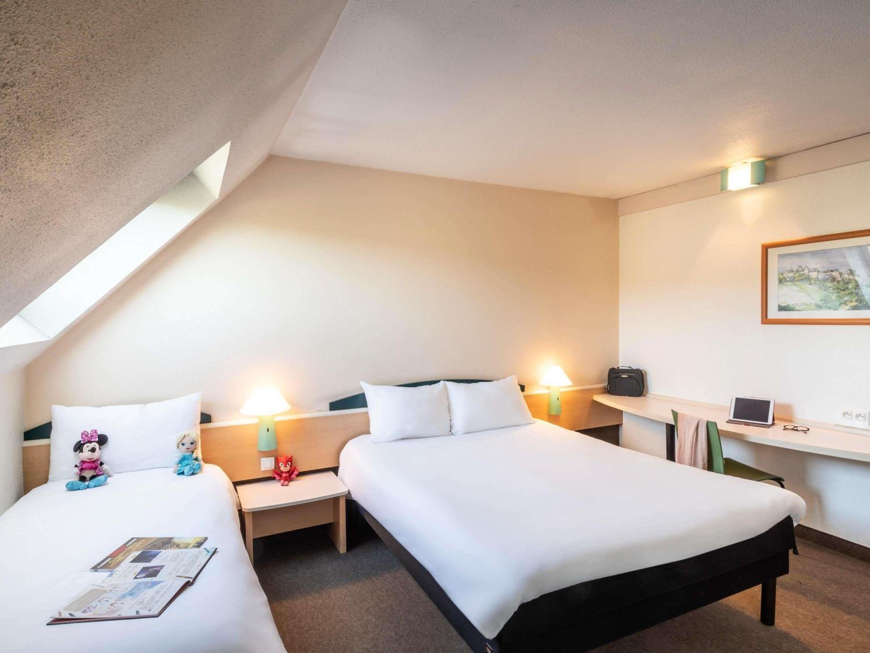Standard Room with Double Bed and Twin Beds - Photo 4