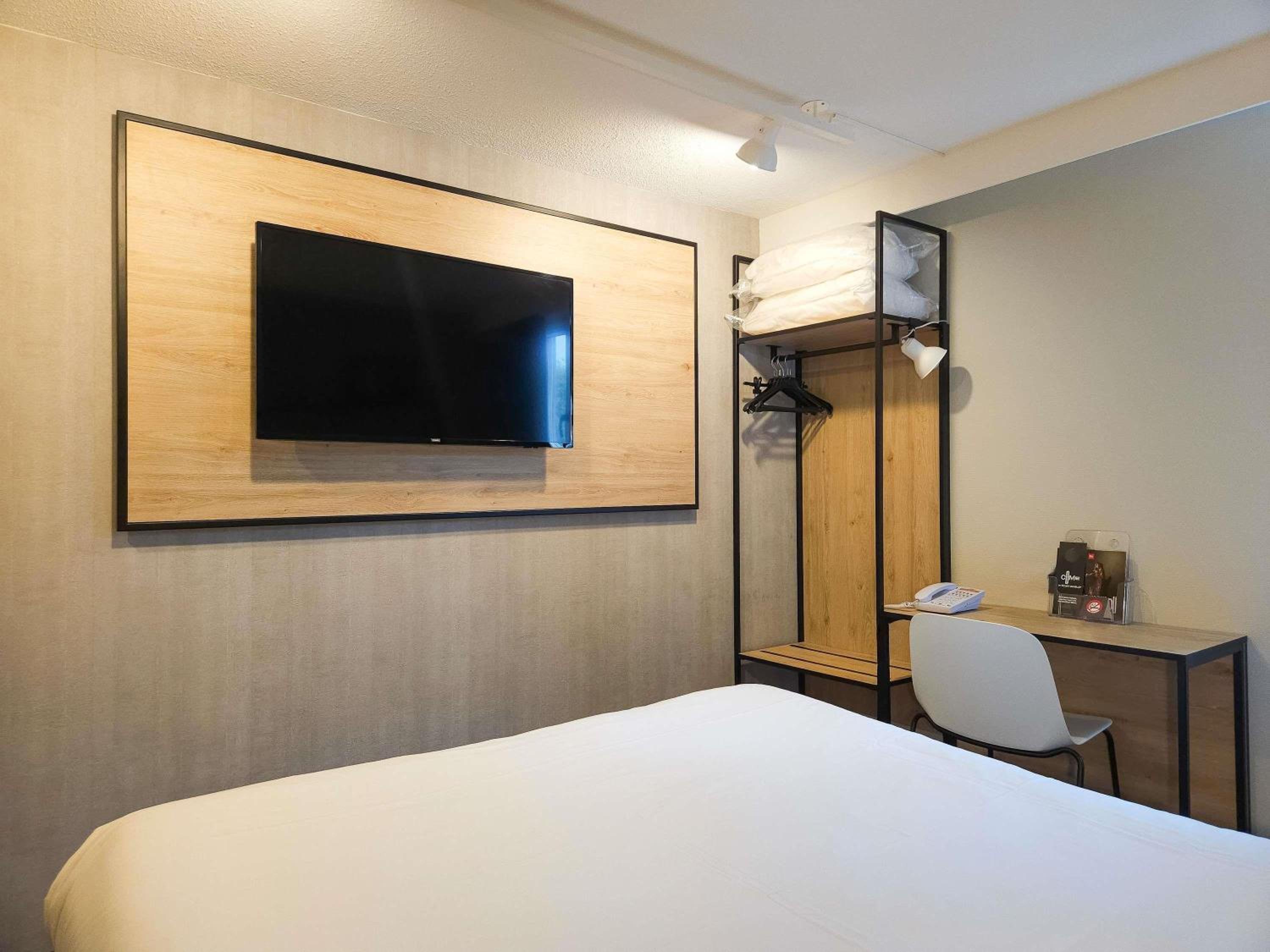 Standard Room with Double Bed and Twin Beds - Photo 3