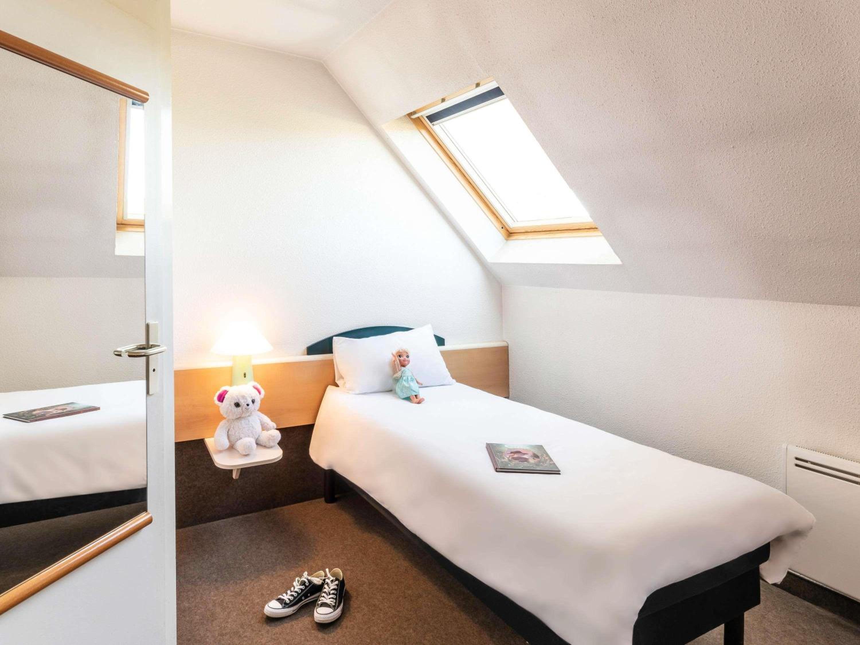 Standard Room with Double Bed and Twin Beds - Photo 5