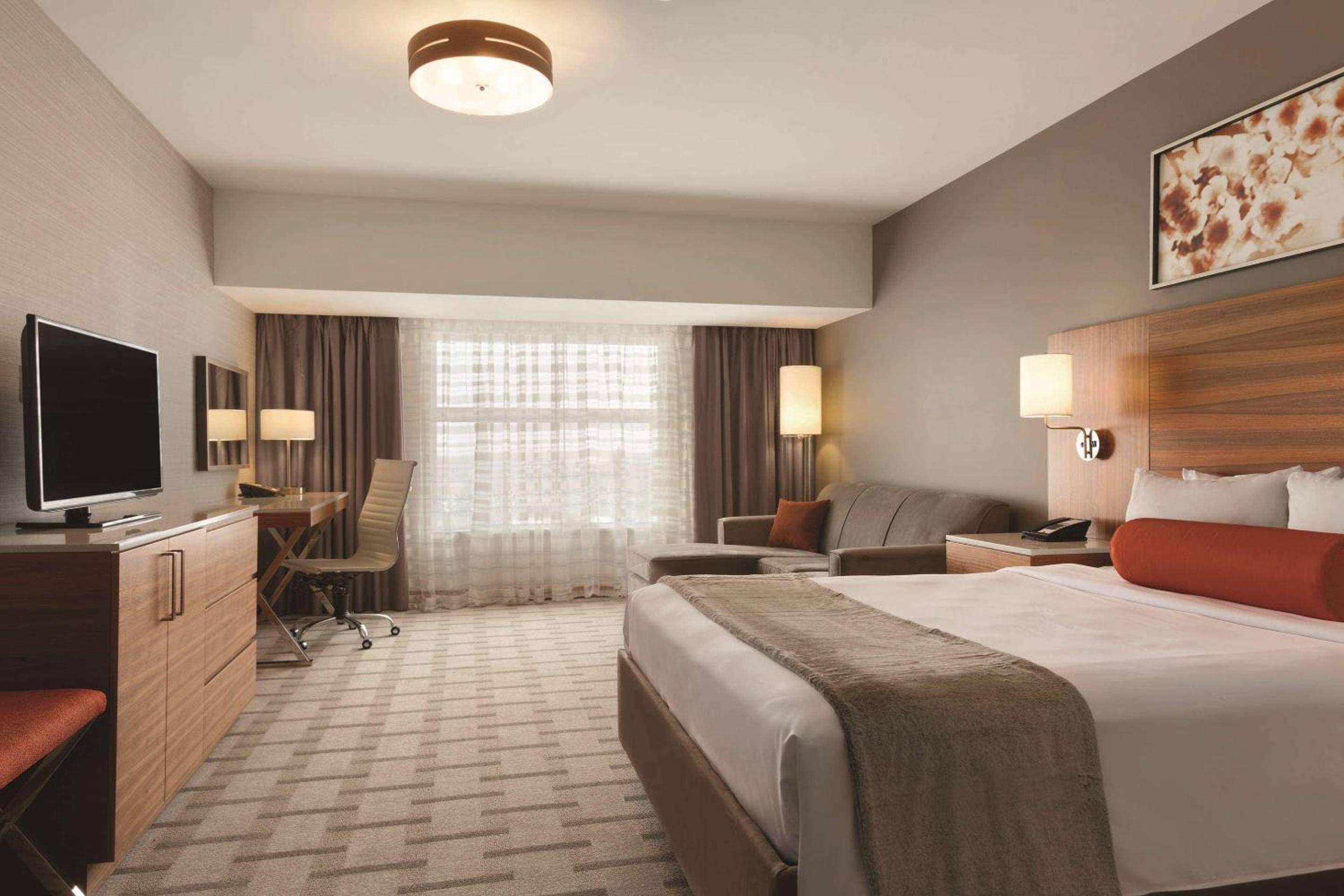Queen Room with Roll-In Shower - Disability Access/Non Smoking