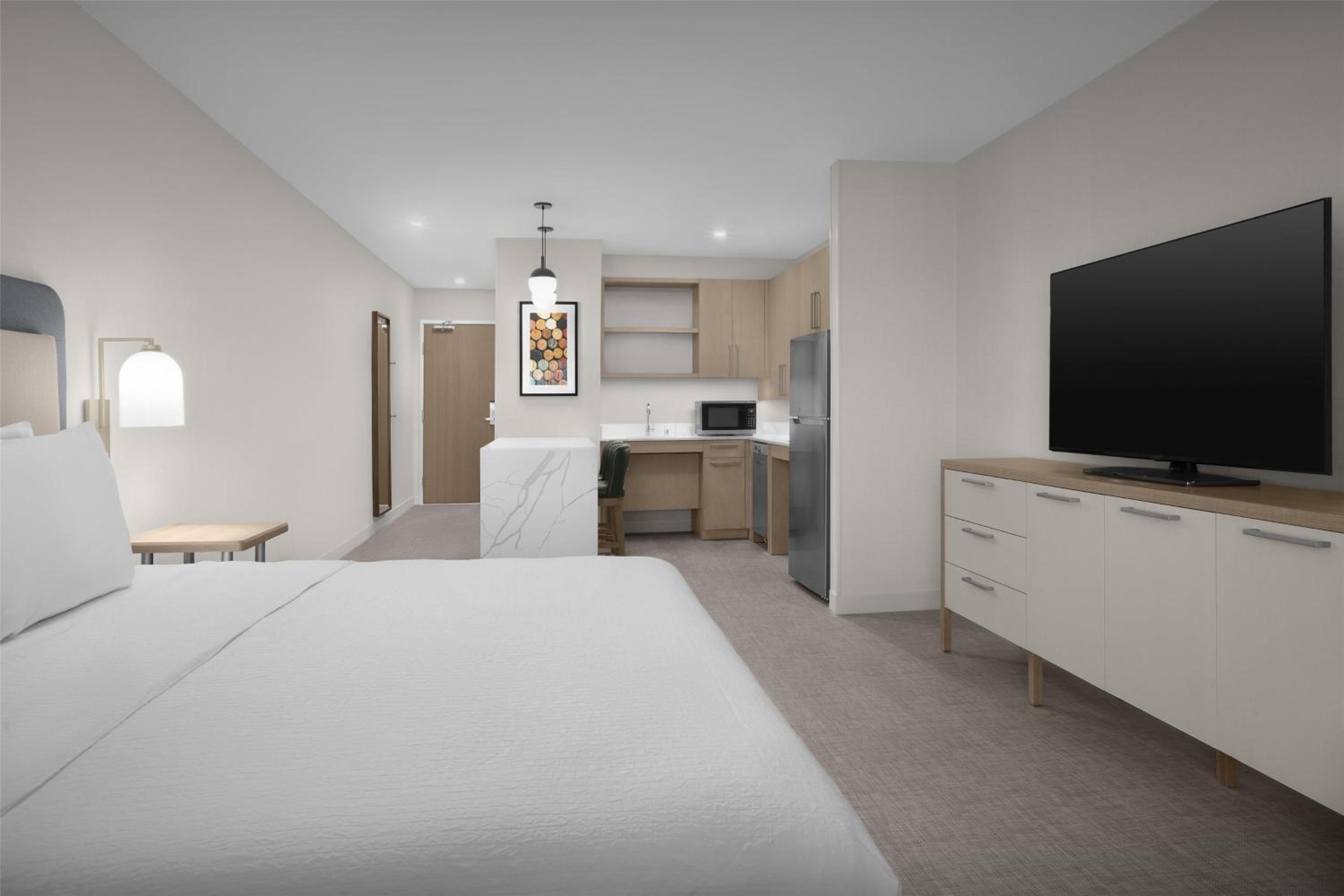 King Efficiency Suite with Bath Tub - Mobility and Hearing Access - Photo 3